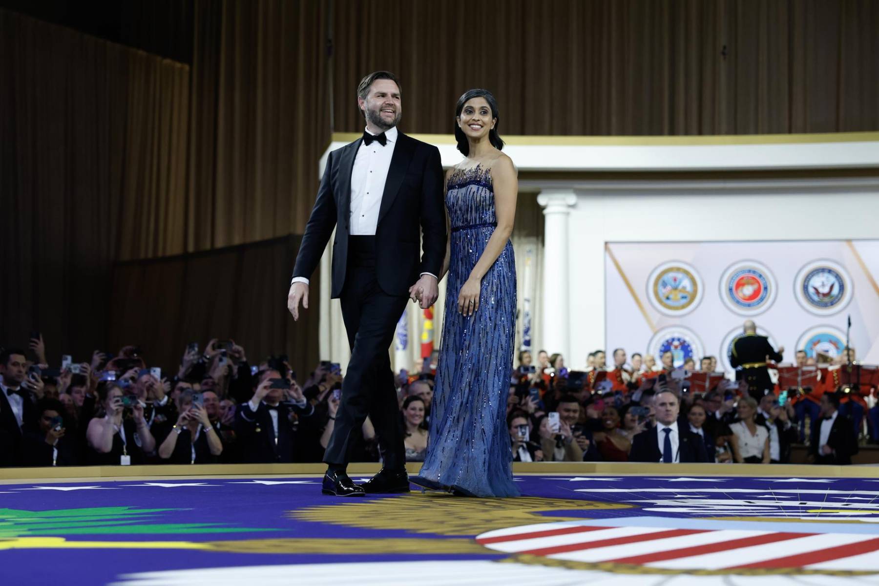 El vice presidente JD Vance y su esposa Usha Vance, quien brilló con un vestido bordado en pedrería de la libanesa, Reem Acra. 