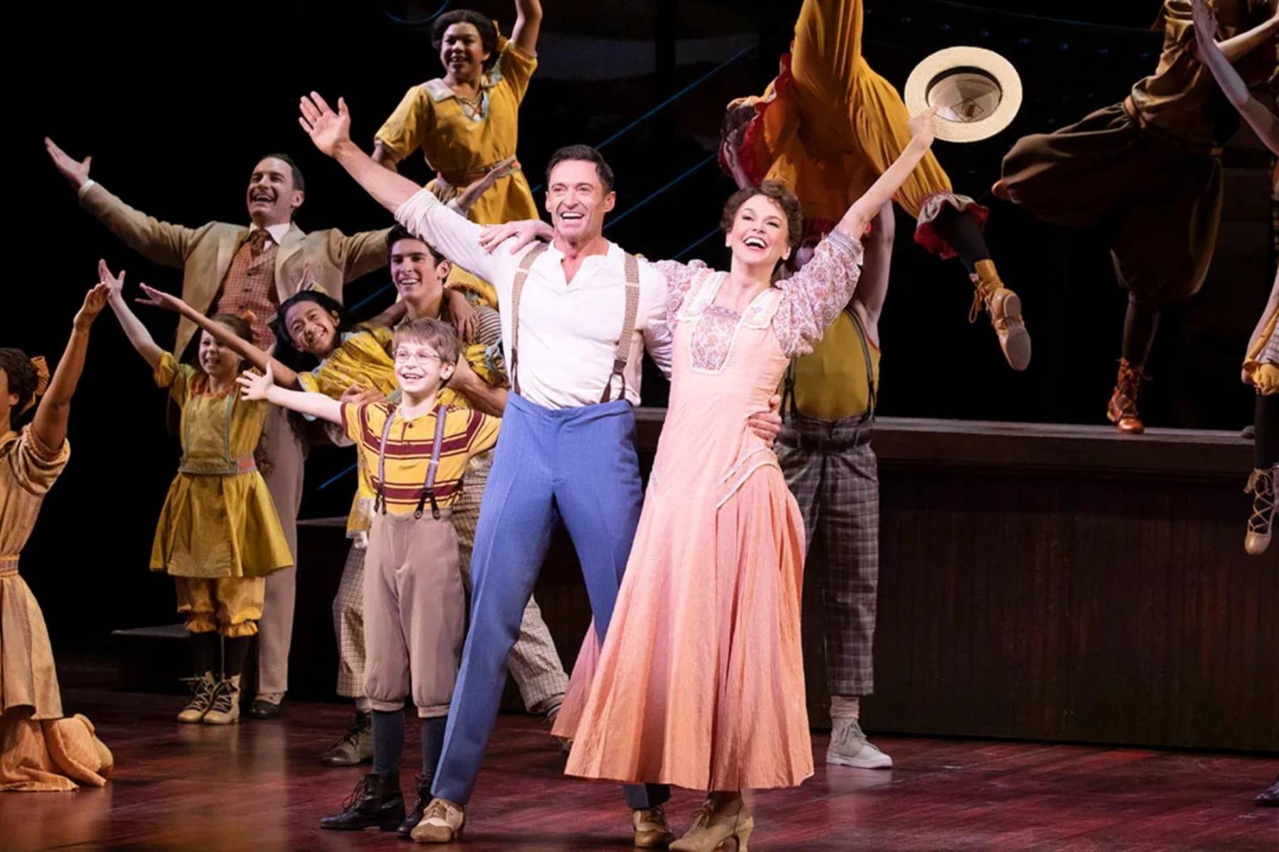 Hugh Jackman y Sutton Foster se conocieron mientras protagonizaban la exitosa obra de Broadway <i>The Music Man</i> en 2021. Su interacción diaria y la química en el escenario establecieron las bases de una relación que comenzó como una sólida conexión profesional.