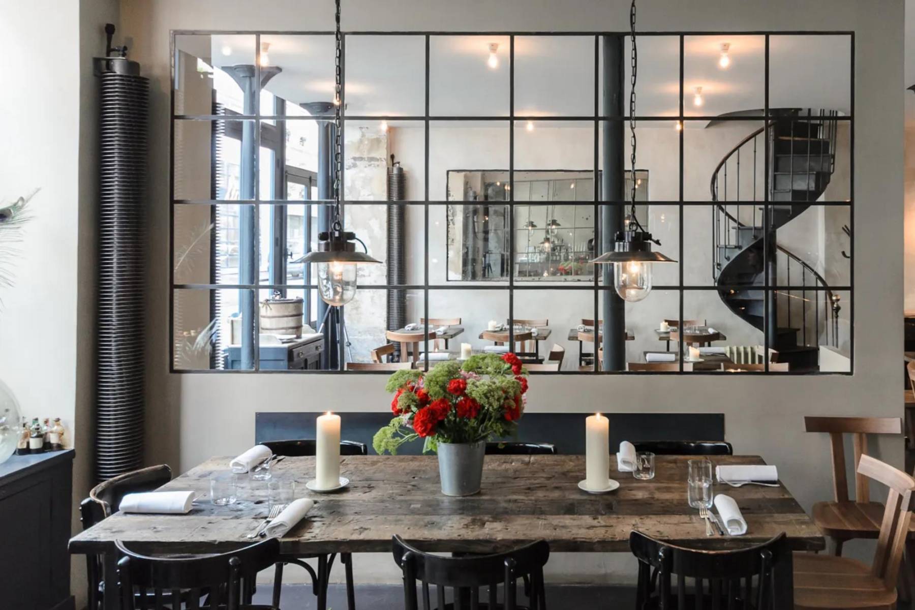 11. Septime es un restaurante ubicado en París, Francia, que ha ganado renombre internacional por su enfoque en la cocina moderna y de temporada. Dirigido por el chef Bertrand Grébaut, Septime se destaca por su menú creativo y su énfasis en ingredientes frescos y locales. Con una decoración elegante y un ambiente acogedor, el restaurante ofrece una experiencia gastronómica memorable para sus comensales, convirtiéndose en uno de los destinos culinarios más populares de París. 