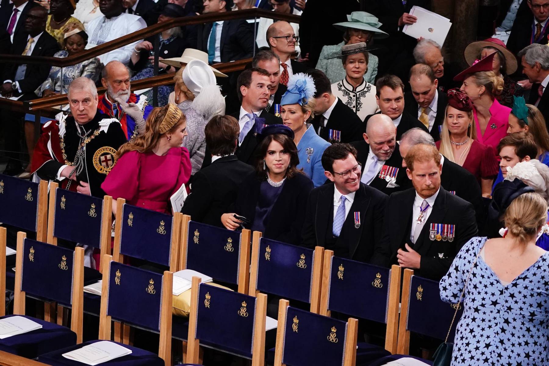 El hijo de la fallecida princesa Diana se sentó entre el esposo de la princesa Eugenia, Jack Brooksbank, y la princesa Alexandra, prima de la reina Isabel, quien ha estado retirada de los compromisos reales durante los últimos diez años. 