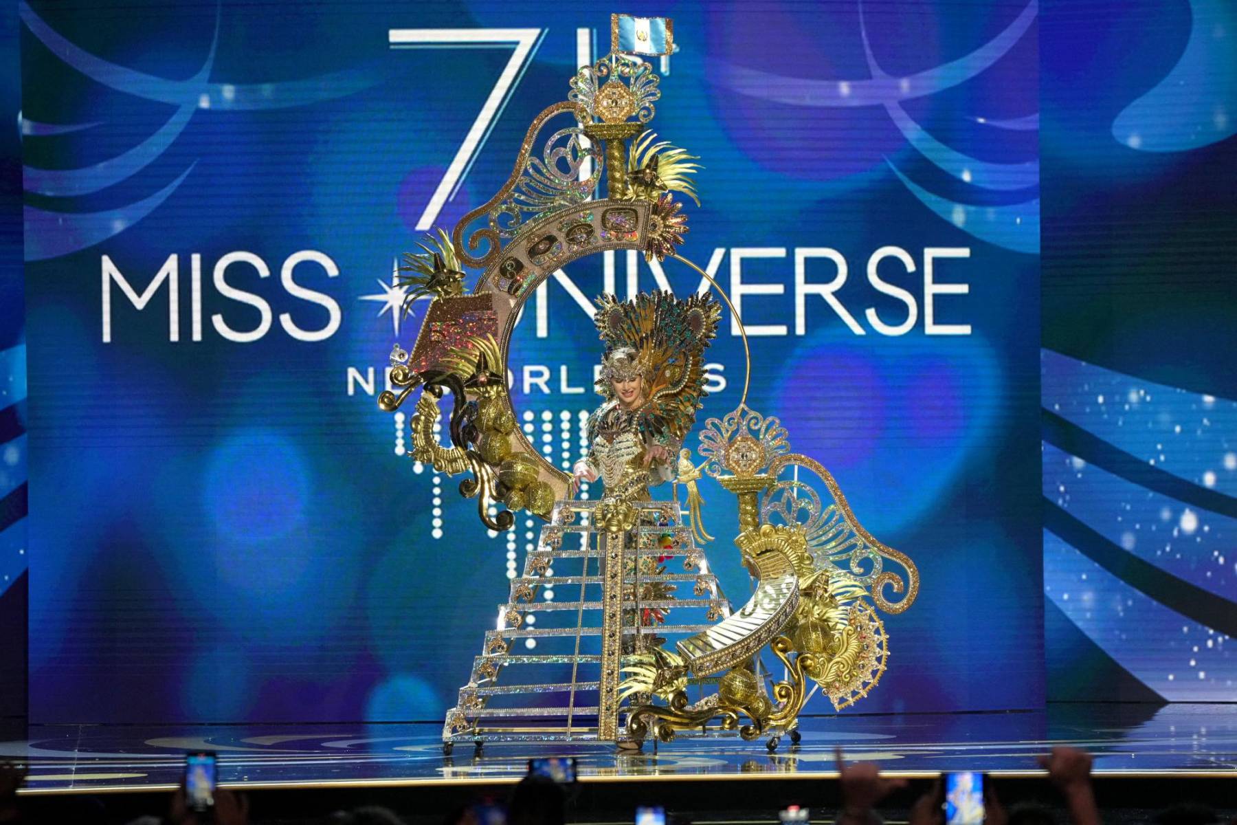 Miss Guatemala, Ivana Batchelor con el impresionante traje <i><b>Guatemala Inmortal – Jaguar de las Américas,</b></i> del diseñador César Alejandro Portillo. 