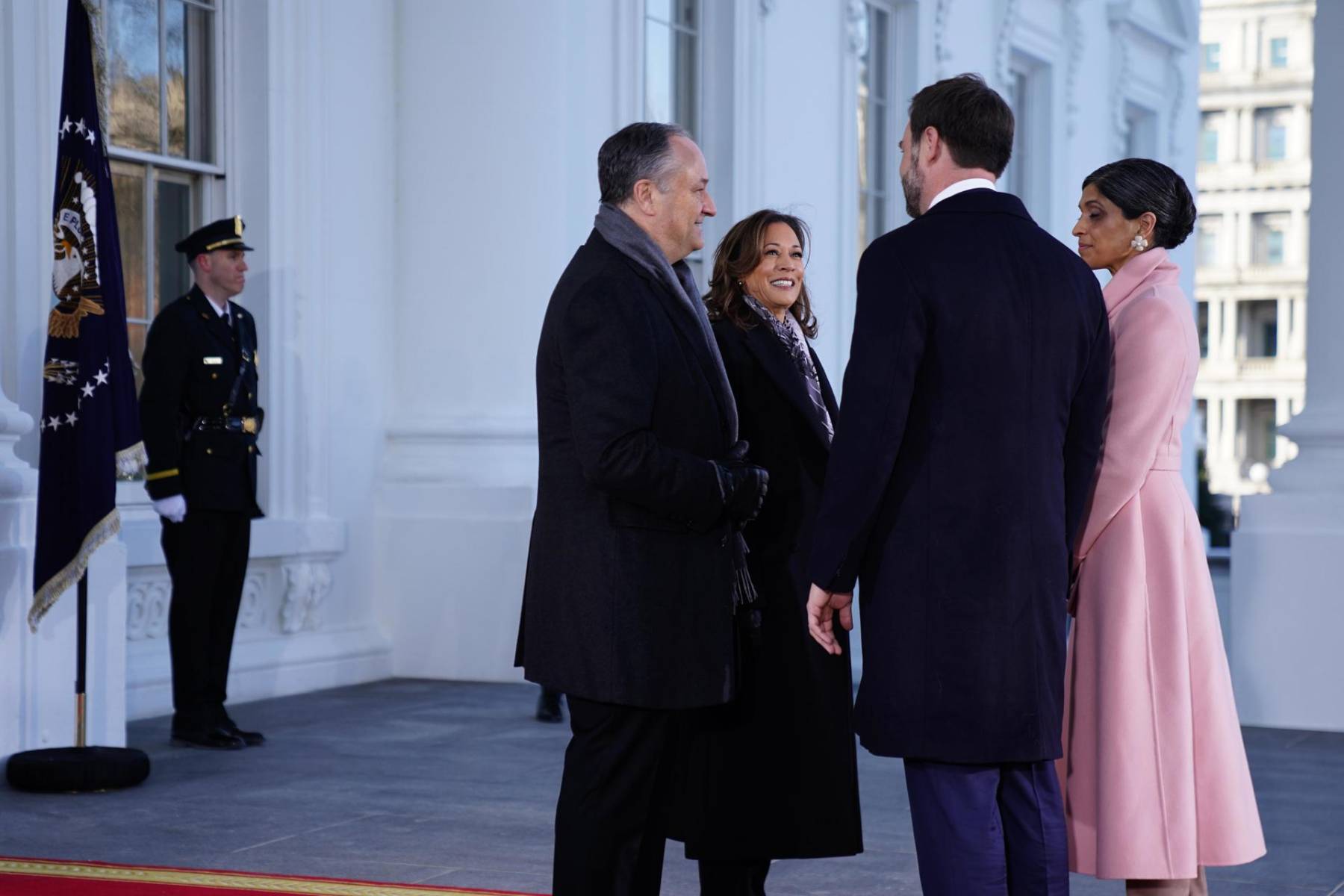 La vice presidenta Kamala Harris y su esposo Doug Emhoff brindan la bienvenida al Vice Presidente electo, JD Vance y su esposa, Usha Vance EFE/EPA/WILL OLIVER 