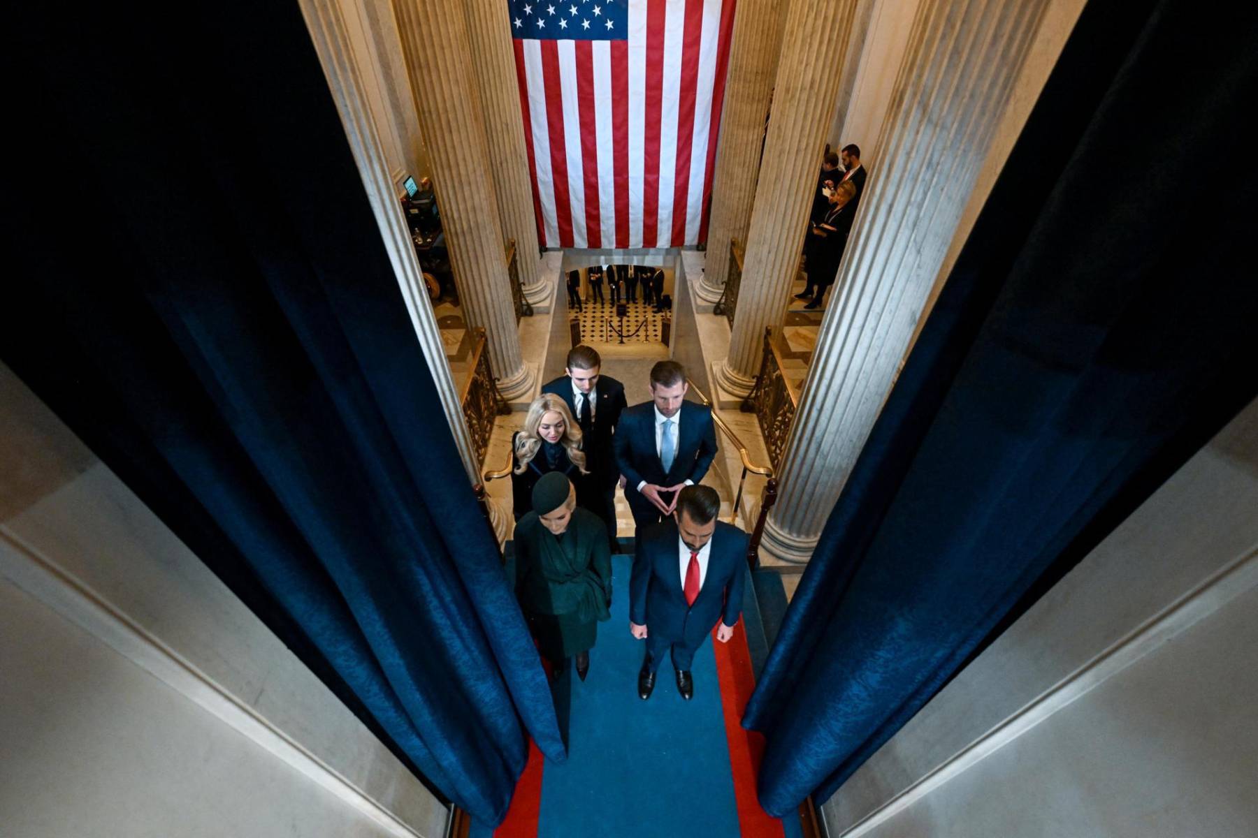 Los cinco hijos del presidente: Ivanka, Donald, Tiffany, Eric y Barron Trump, a su llegada al Capitolio