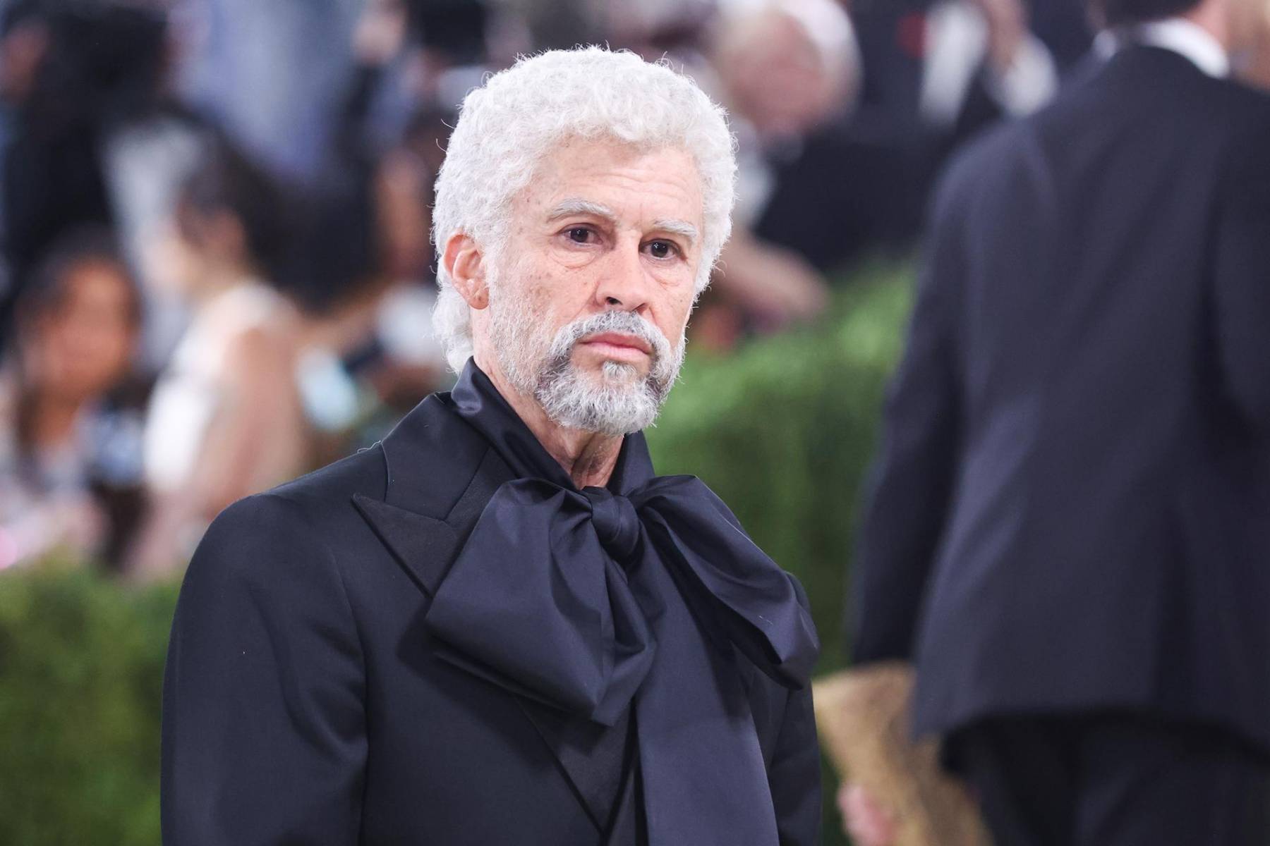 En sintonía con la exploración del cuerpo envejecido dentro de la exposición del Costume Institute, Benito Antonio Martínez Ocasio completó su visión con un esmoquin negro de Zara. El look se elevó con un lazo oversized que evocaba el icónico vestido “Bustle” de 1947 de Charles James.