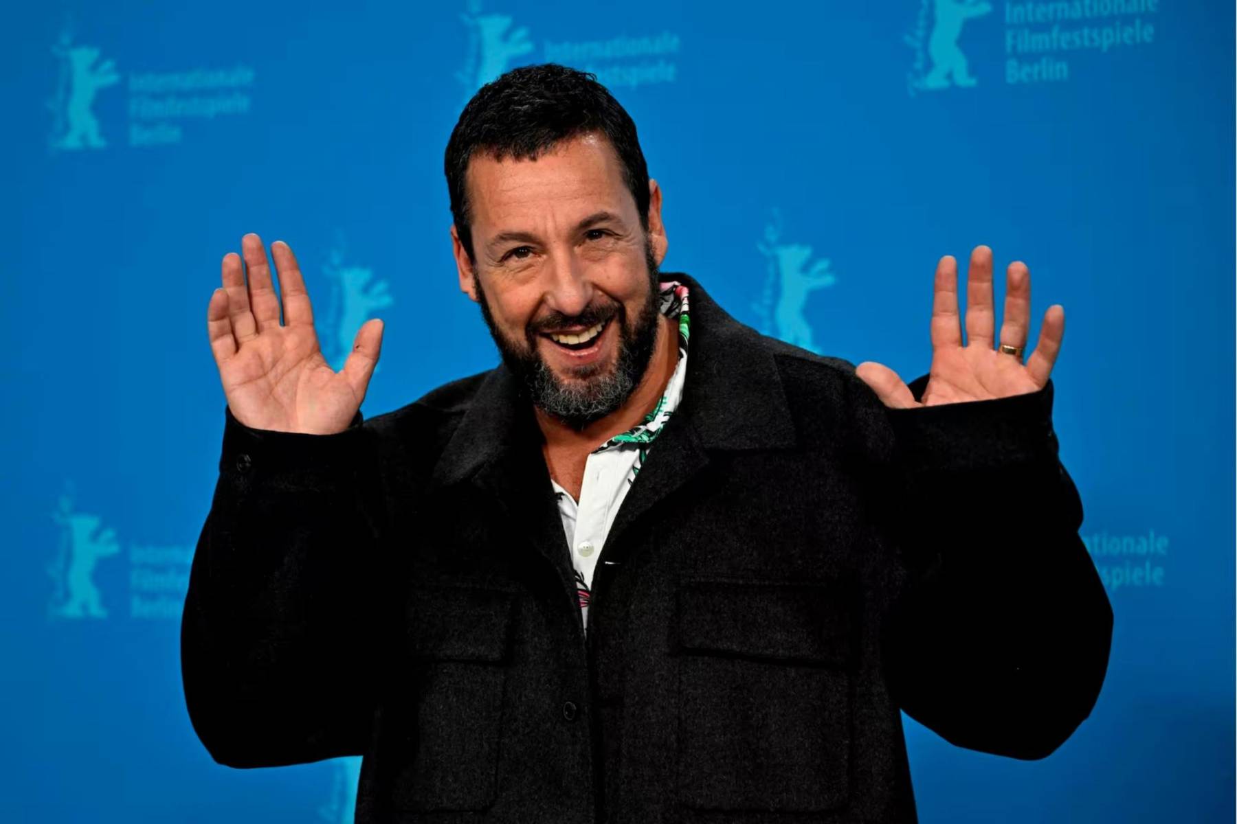 <b>Adam Sandler</b>El comediante evacuó su hogar siguiendo las indicaciones de las autoridades. En un tono humorístico, publicó un video agradeciendo a los bomberos y asegurando que su familia estaba bien.