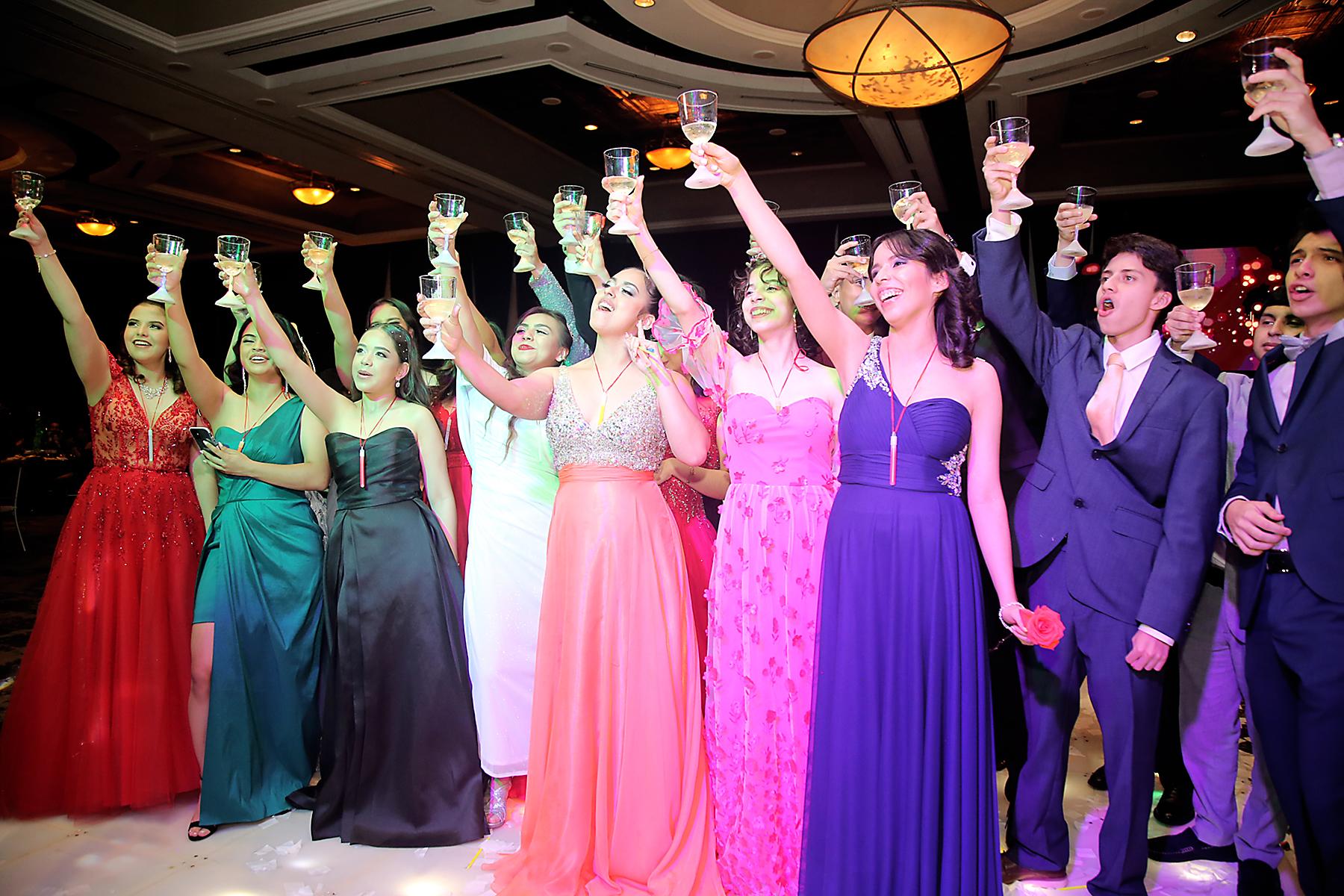 Muy emocionados brindaron: Daniela Trinidad, Adriana Chirinos, Natalia Castro, Ariadna Diaz, Jasmin Calderon, Margena Villa, Valeria Alvarez, Hugo Fletes, Diego Reinoso y Maynor Rodríguez
