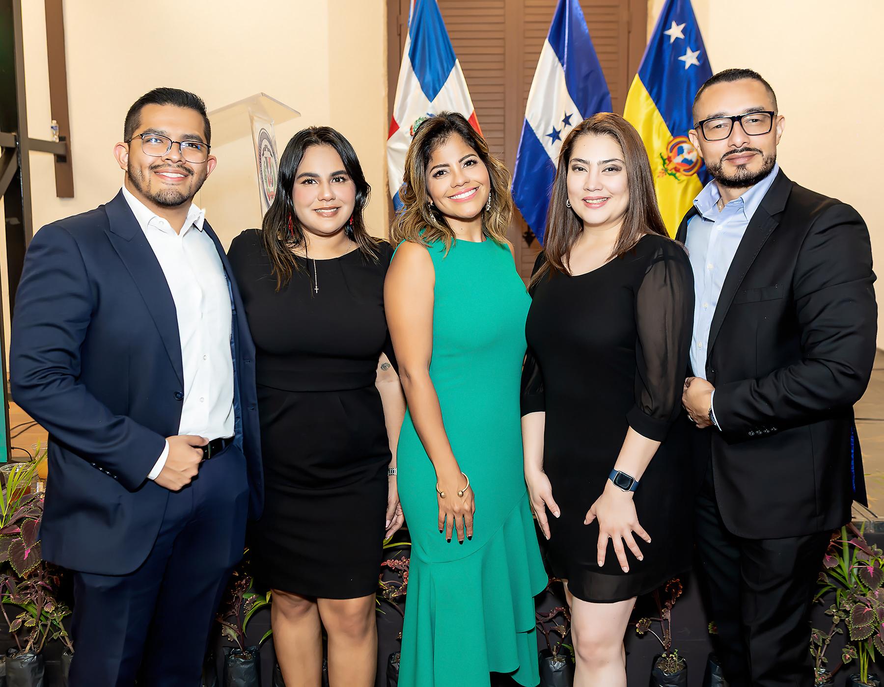Ejecutivos de Banco LAFISE reunidos durante la Noche de Tabaco y Ron, reafirmando su presencia en los eventos clave del país.