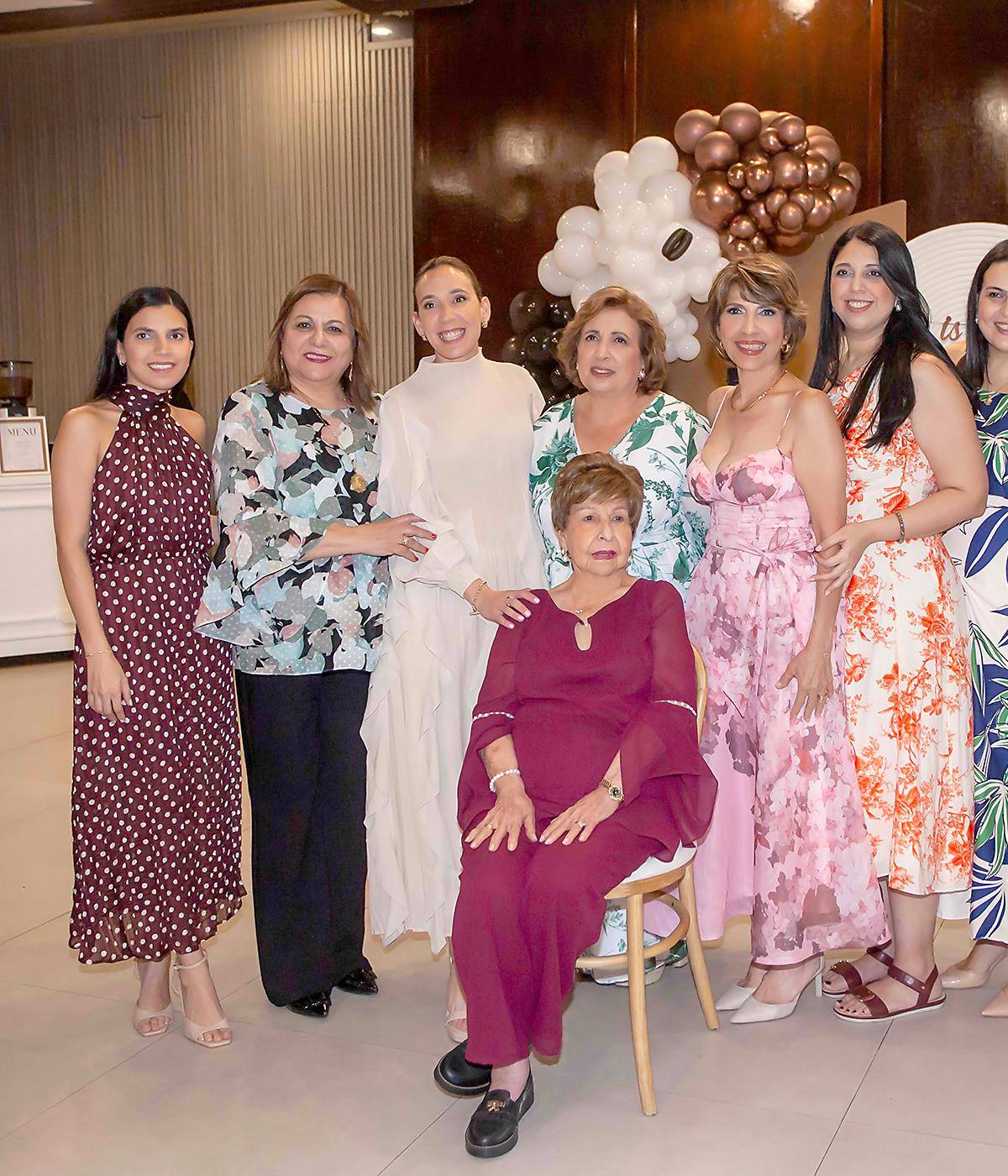 A pocos días de su boda, Camila Guadalupe Hasfura Hasbun fue agasajada con una emotiva despedida de soltera organizada por la familia de su prometido, José Carlos Jaar Faraj. El encuentro, celebrado en el salón Mediterráneo del Club Hondureño Árabe, reunió a familiares y amigas cercanas en una mañana llena de alegría, detalles especiales y buenos deseos para la futura señora Jaar, quien viajó desde San Salvador para compartir este significativo momento previo al gran día. En la foto: Sofía Abudayeh, Liset Aude, Camila Hasfura, Guadalupe Hasfura, Lilian Jaar, Isabella Jiménez, Alejandra Aude, Julia Jiménez y Alina Yones.