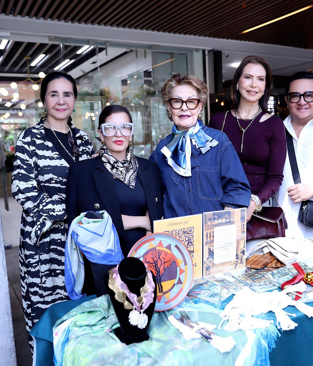 El espíritu de la Navidad se hizo presente en Jingle &amp; Mingle Market, que reunió a una variedad de emprendedores en La Galería, donde exhibieron y vendieron sus productos. Los asistentes disfrutaron de chocolate caliente y vino, mientras participaban en dinámicas y premios especiales por sus compras, en un ambiente que celebró la magia de la temporada navideña.