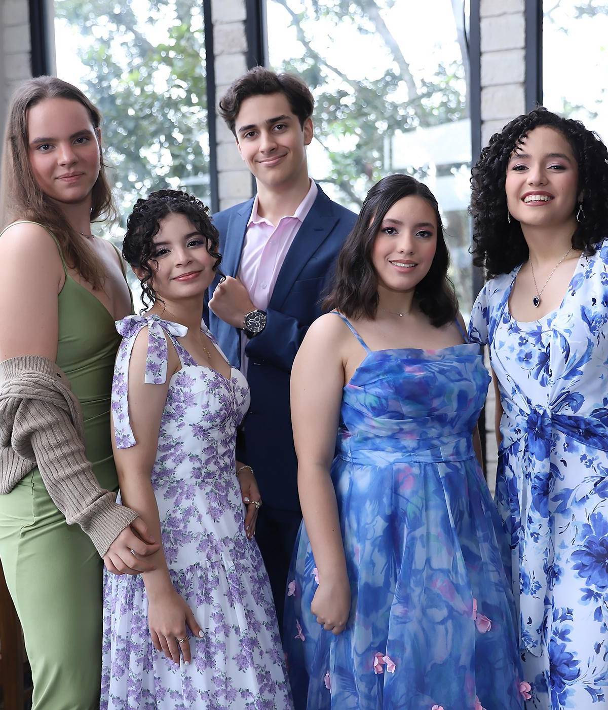 El restaurante La Cumbre fue escenario del Senior Brunch 2026 de Dowal School. Entre estupendas vistas, risas y acentos otoñales, los estudiantes disfrutaron de un encuentro lleno de nostalgia y buena vibra. Fue una ocasión especial para revivir recuerdos, celebrar las amistades que marcaron su paso por high school y crear nuevos momentos antes de comenzar un nuevo capítulo en sus vidas. Alessandra Toniolo, Aimé Torres, Víctor Paz, Isabel García y Ana Chávez