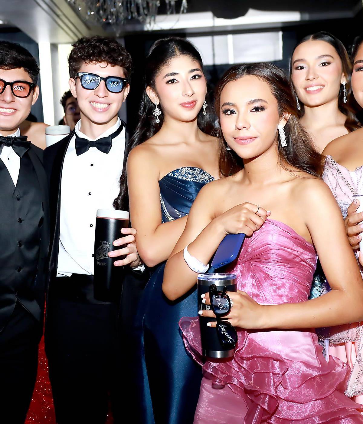 Los seniors 2026 de la International School of Tegucigalpa celebraron su fiesta de graduación en un ambiente de alegría, música y baile. Entre elegantes looks y sonrisas compartieron un significativo momento juntos a sus comapañeros y seres queridos.