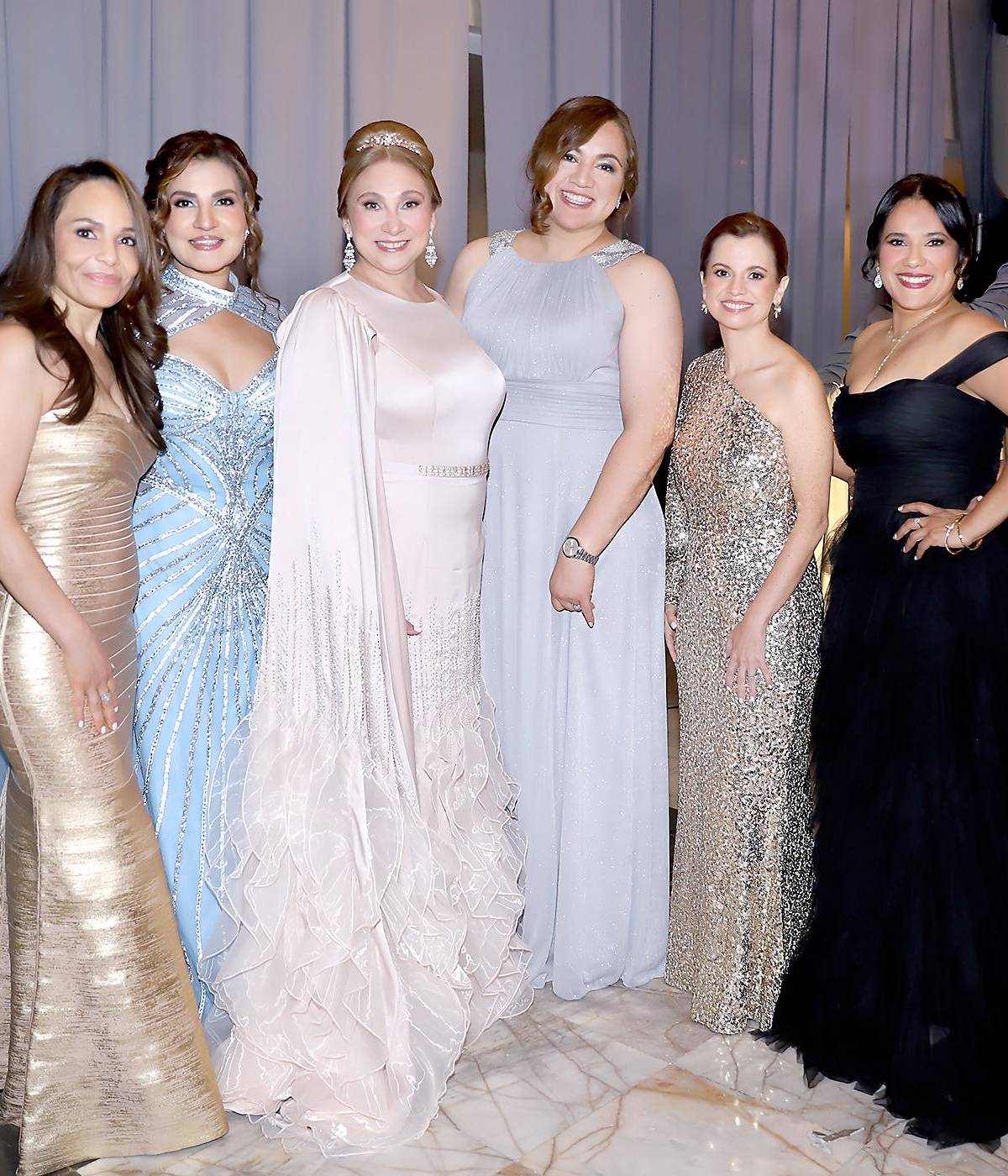 La llegada de los invitados marcó el inicio de una noche inolvidable en la fiesta de los Seniors 2026 de la Academia Los Pinares. Familiares y amigos desfilaron con elegancia, luciendo sus mejores atuendos y uniéndose a una velada llena de estilo, entusiasmo y grandes expectativas para una celebración única.