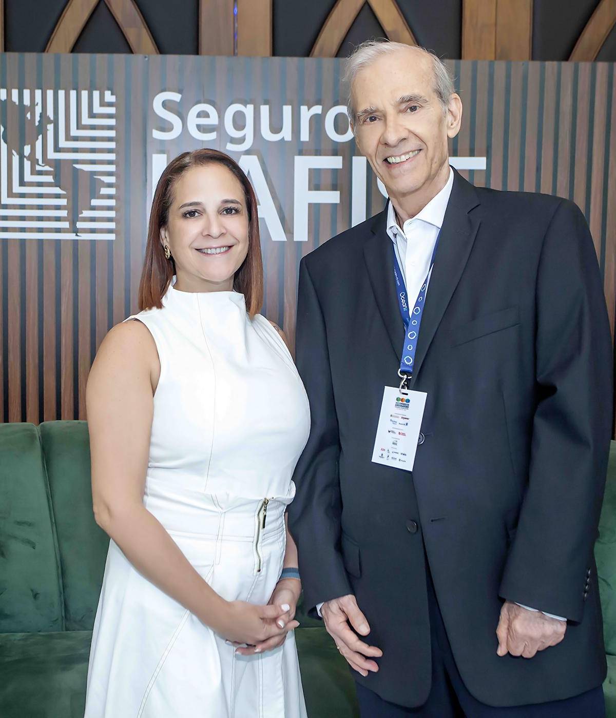 Gabriela Sierra, gerente general de Seguros LAFISE y José Enrique Sánchez Rojas, gerente técnico regional de Seguros LAFISE.