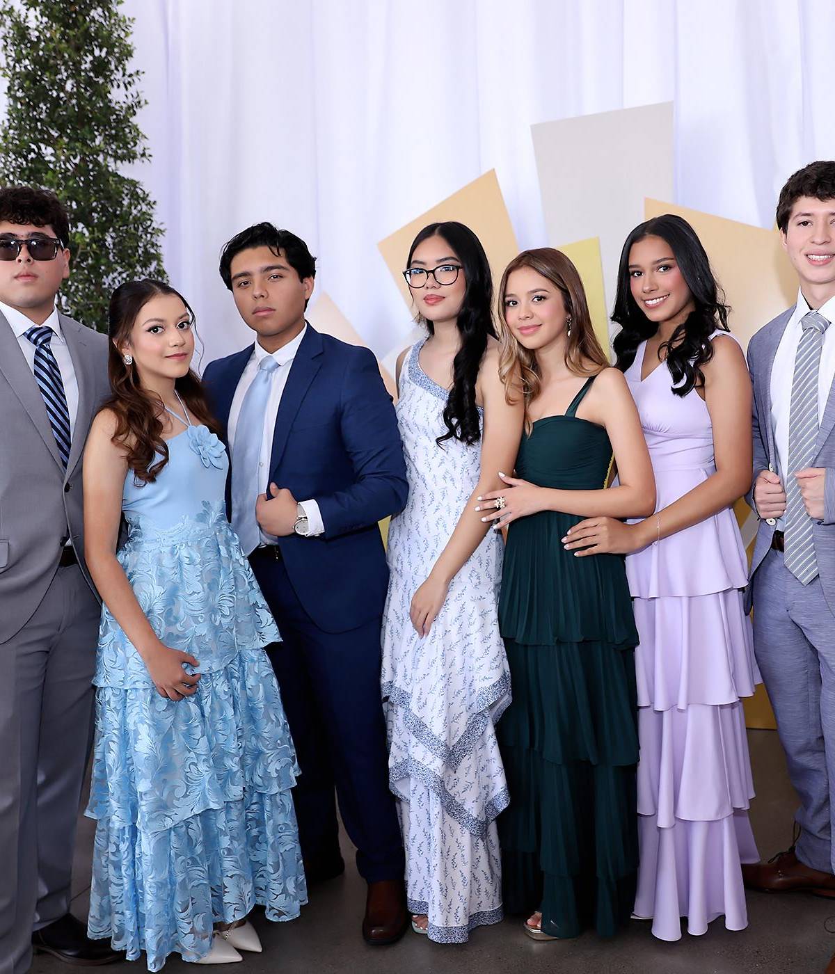 Vestidos de gala y con la emoción a flor de piel, los Seniors 2026 de la International School of Tegucigalpa celebraron un elegante almuerzo para compartir y crear nuevos recuerdos. La cita fue en La Reserva Event Center, donde los jóvenes disfrutaron una tarde entre risas, fotos y la ilusión de que la graduación está cada vez más cerca.