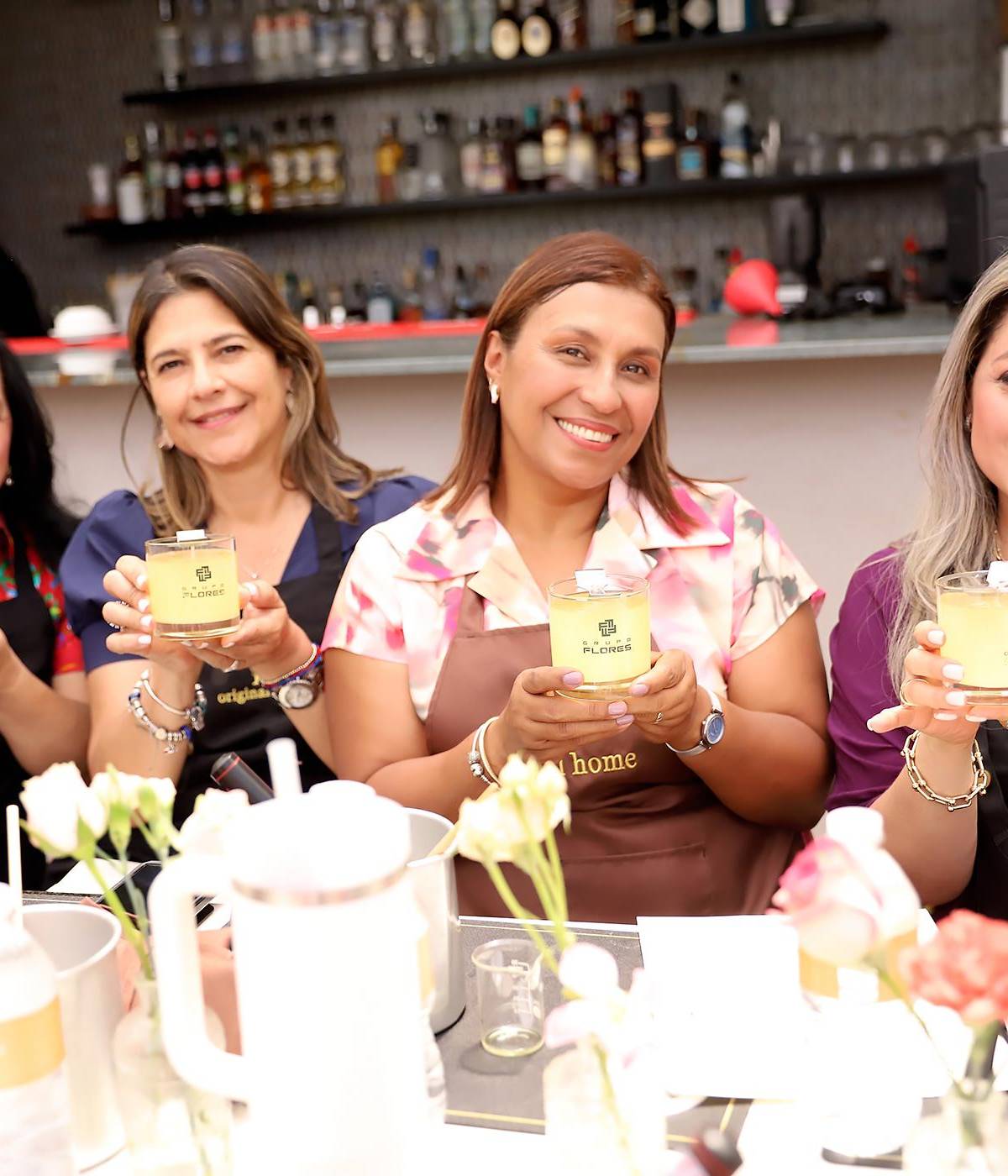 Grupo Flores celebró a sus clientas con una experiencia íntima y cuidadosamente curada, la exclusiva Candle Bar Experience, una mañana diferente donde los aromas, los detalles personalizados y la calidez del ambiente se convirtieron en los verdaderos protagonistas. En el marco de la celebración del Día de la Madre, las invitadas vivieron un espacio diseñado para consentir, crear y conectar, dando forma a sus propias velas aromáticas mientras compartían un momento único lleno de estilo, bienestar y emoción.