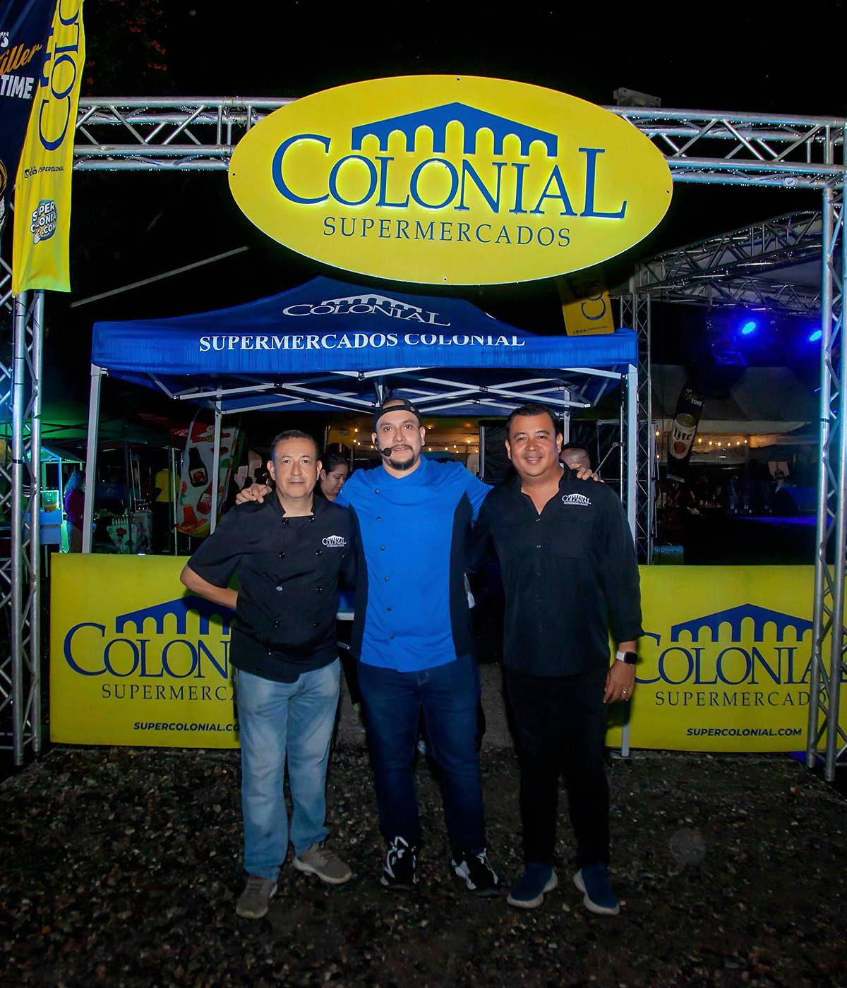 Los chefs parrilleros Joel Durón y José Mejía con Francisco Pereira, Gerente de Mercadeo, Comunicaciones y Coordinador de Responsabilidad Social Empresarial en Supermercados Colonial.