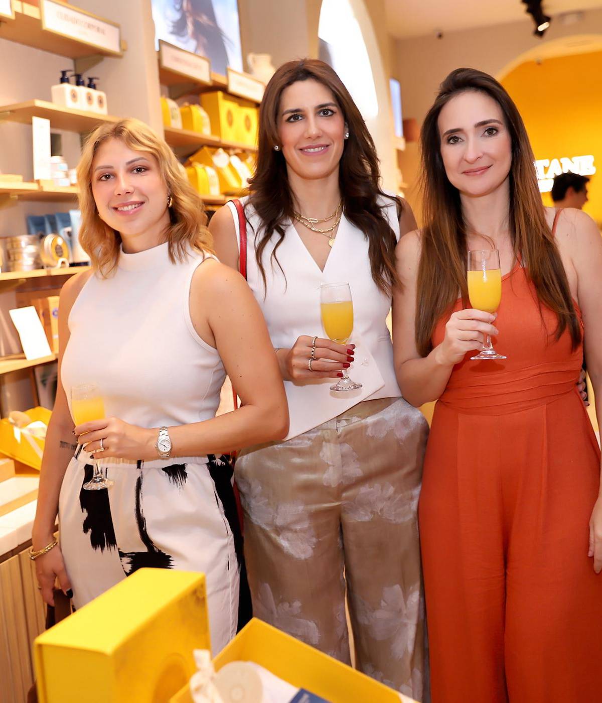 L’Occitane y Revista Estilo celebraron “Brilla con Nosotros” , un encuentro especial donde los asistentes disfrutaron de una mañana cálida y acogedora. Entre boquitas, buena música en vivo a cargo de una violinista y un ambiente cuidadosamente diseñado, los invitados pudieron descubrir la colección navideña de la tienda, así como explorar sus fragancias y productos icónicos.