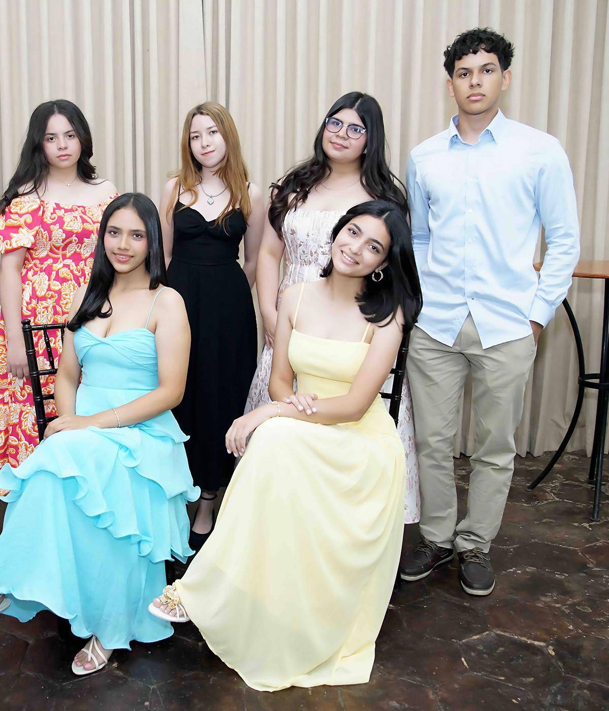 El Farewell Day de la Discovery School El Progreso reunió a estudiantes y padres de familia en el salón El Jardín de Angeli Garden, donde disfrutaron de un emotivo Senior Breakfast de despedida entre anécdotas, fotografías y un delicioso desayuno buffet. Fernando Mejía, Ashley Aguilera, Emilia Farach, Valeria Fuentes, Sophie Argueta, María José Duarte y Alejandro Cruz.