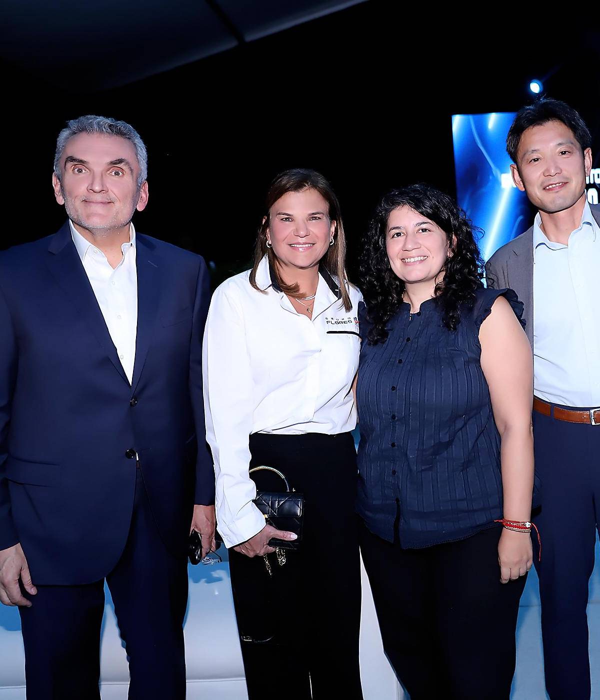 En una noche que combinó innovación, diseño y visión de futuro, Grupo Flores presentó en Tegucigalpa la nueva generación del Toyota RAV4 Hybrid 2027, uno de los SUV más emblemáticos de Toyota. El lanzamiento reunió a invitados especiales, clientes y entusiastas del mundo automotriz para descubrir un modelo que no solo evoluciona en estética y tecnología, sino que también responde a las nuevas demandas de movilidad sostenible en el país. Con esta apuesta, la marca reafirma su compromiso con la innovación y con acompañar el estilo de vida de los hondureños en cada trayecto. En la foto: Thibaud Aymeric, Aline Flores, Perla Abraham,Tedsuhito Tsuji y Antonio Palacio.
