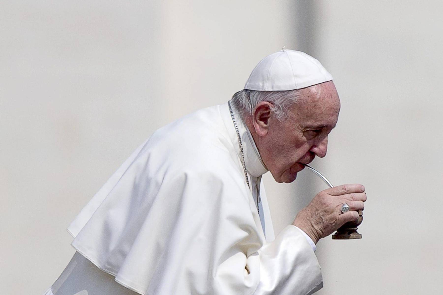 “Prefiero una Iglesia accidentada, herida y manchada por salir a la calle, que una Iglesia enferma por encerrarse”. Una frase que rompió moldes. El Papa nos retó a dejar la comodidad y salir al encuentro del otro, aun con imperfecciones. Con humanidad.