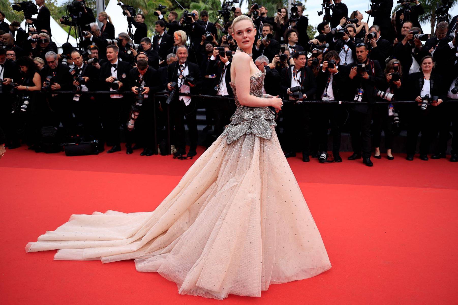 Elle Fanning en la premier de Jeanne du Barry con un diseño de Alexander McQueen y joyas de Cartier