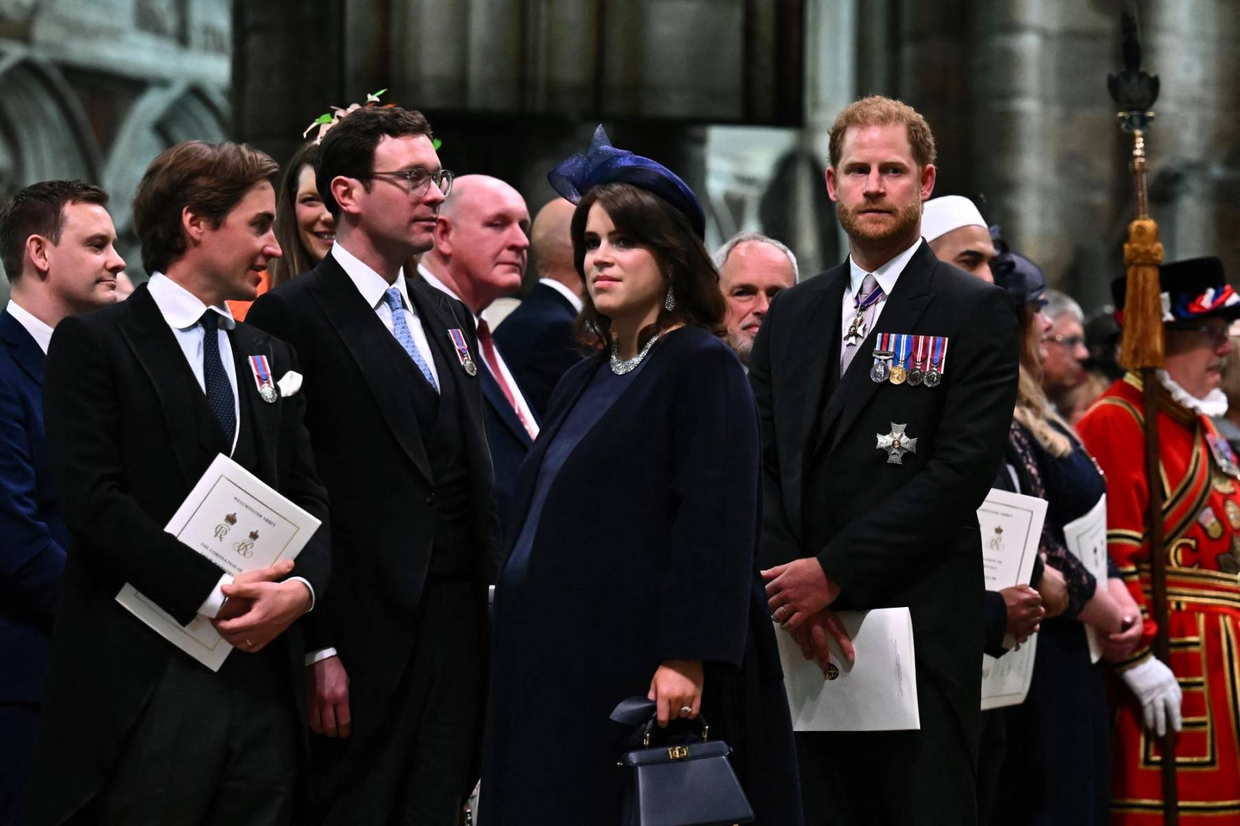 El príncipe Harry a su llegada a la abadía con su prima Eugenia