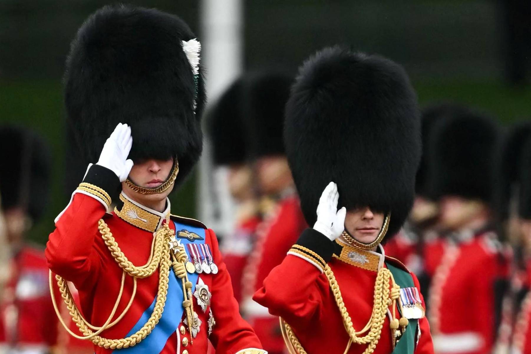 William, de 41 años, también con uniforme militar, realizó a caballo el trayecto, igual que sus tíos, Ana y Eduardo, desde el Palacio de Buckingham, bajando por el Mall hasta Horse Guards Parade, una gran plaza para desfiles en el centro de Londres, donde el soberano inspeccionaría las tropas