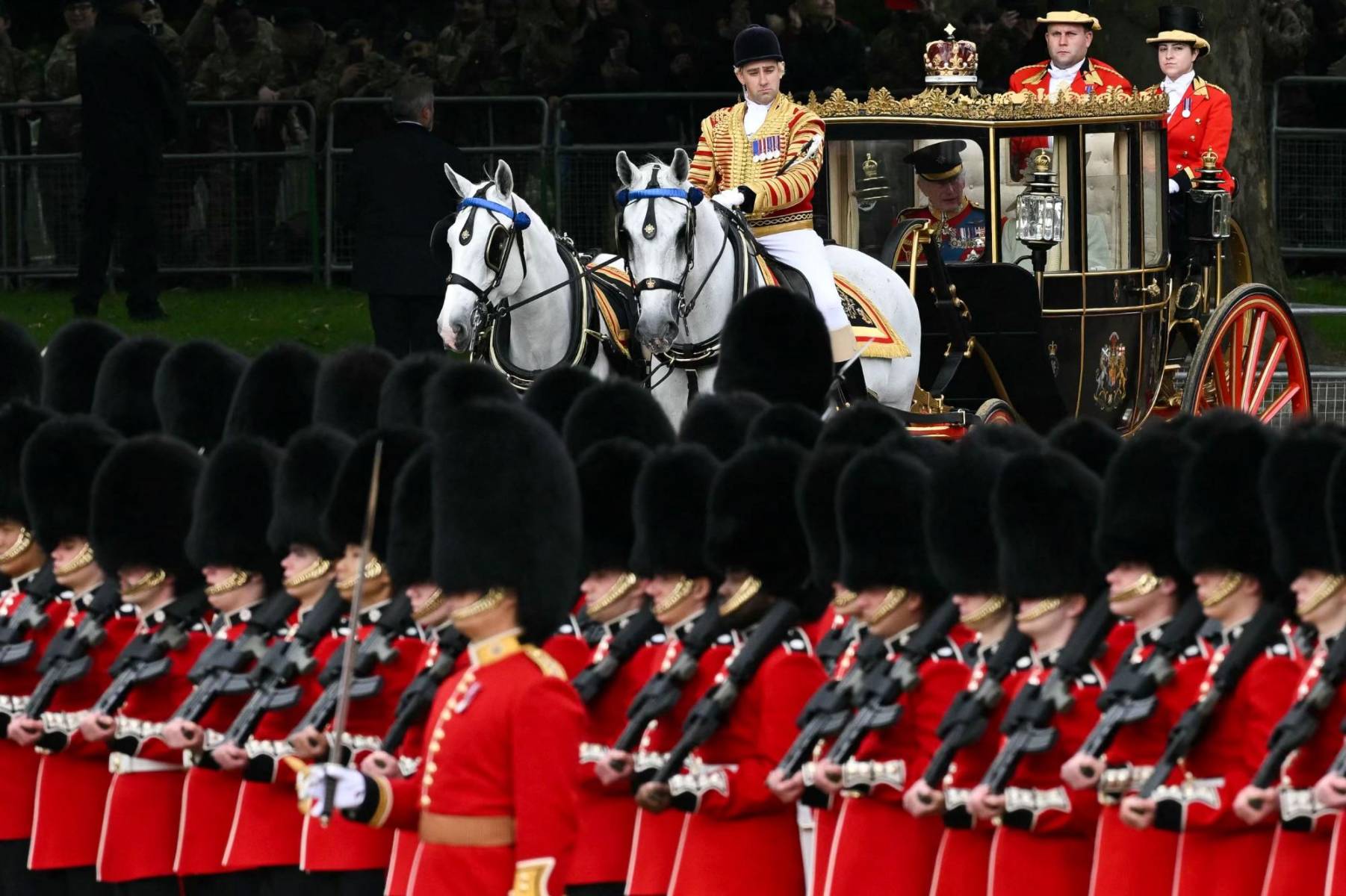 El rey, también en tratamiento por un cáncer del que tampoco se conocen los detalles, participó en el desfile militar en un carruaje, con uniforme militar, acompañado de su esposa Camila, y no a caballo como el año pasado.