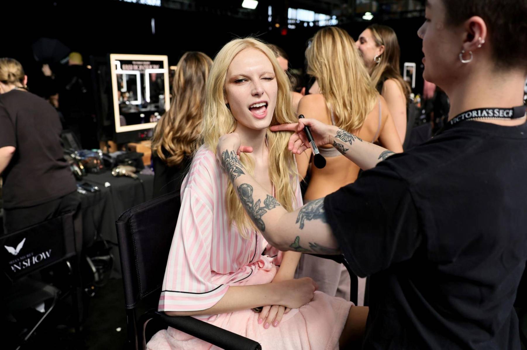 Backstage del desfile de Victoria’s Secret 2024