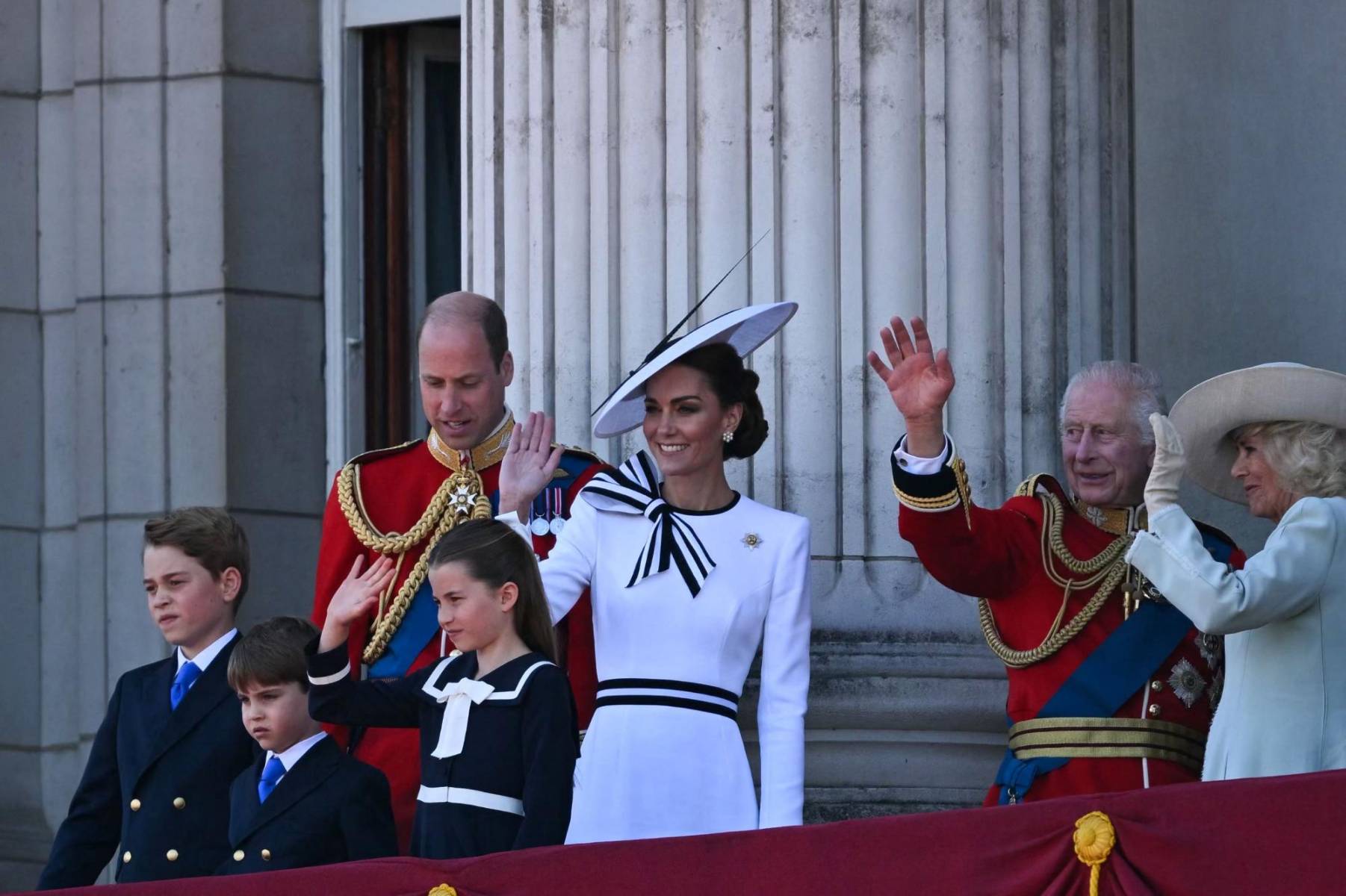 Kate saluda sonriente al público que añoraba verla desde hace seis meses