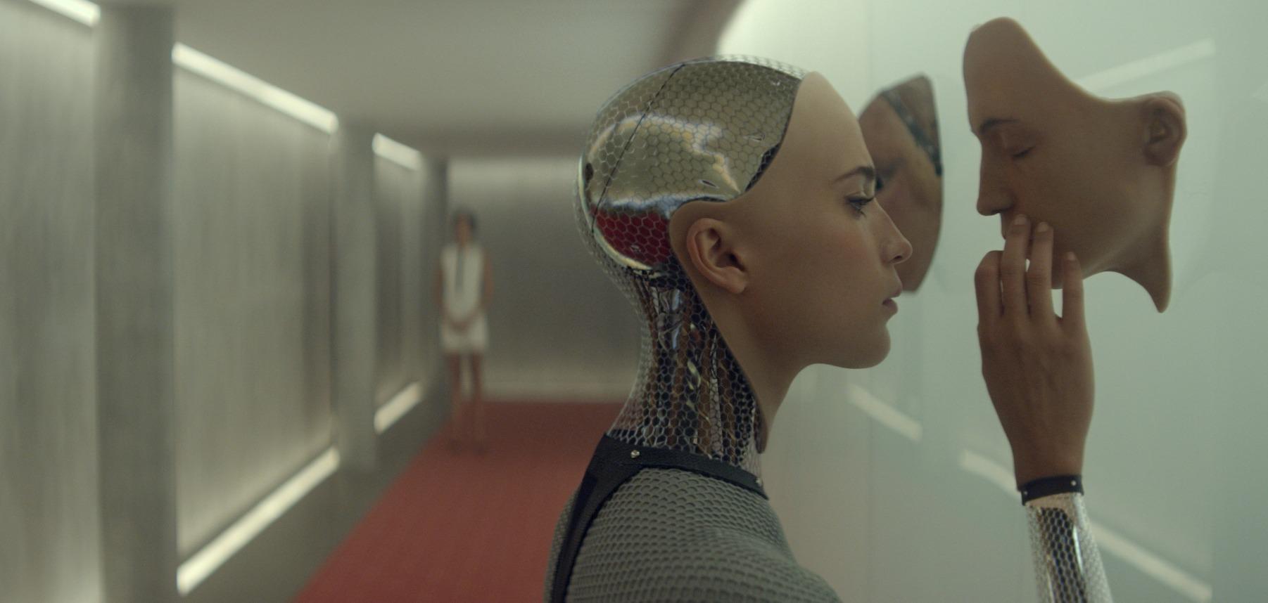 <b>Ex Machina</b> Esta película de ciencia ficción y suspenso dirigida por Alex Garland exploró temas de inteligencia artificial y ética de manera intrigante. 