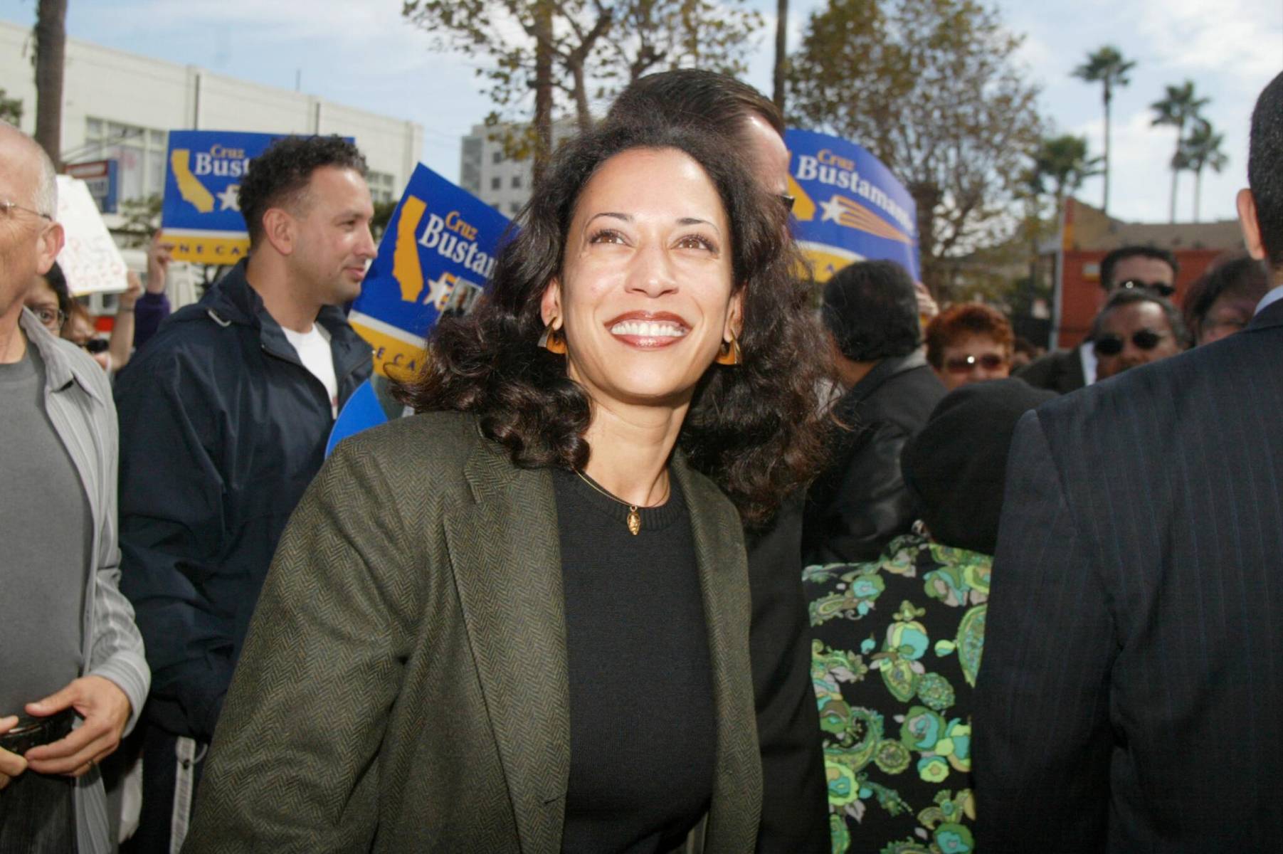 En 2016, Kamala fue elegida senadora por California, convirtiéndose en la segunda mujer afroamericana y la primera sudasiática en el Senado de los Estados Unidos. 
