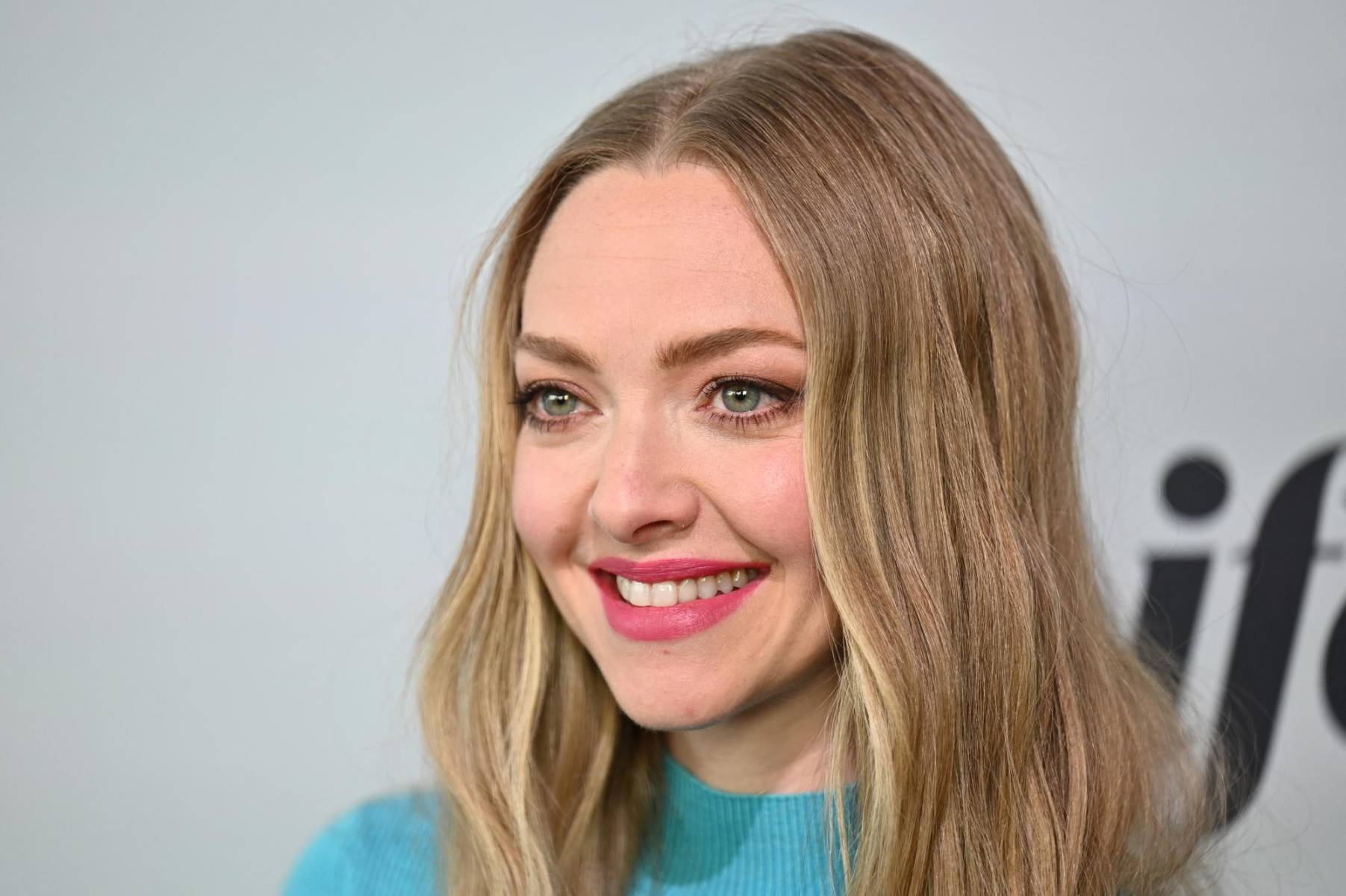 <b>MEJOR ACTRIZ DE MINISERIE O TELEFILM: AMANDA SEYFRIED</b> por THE DROPOUT 