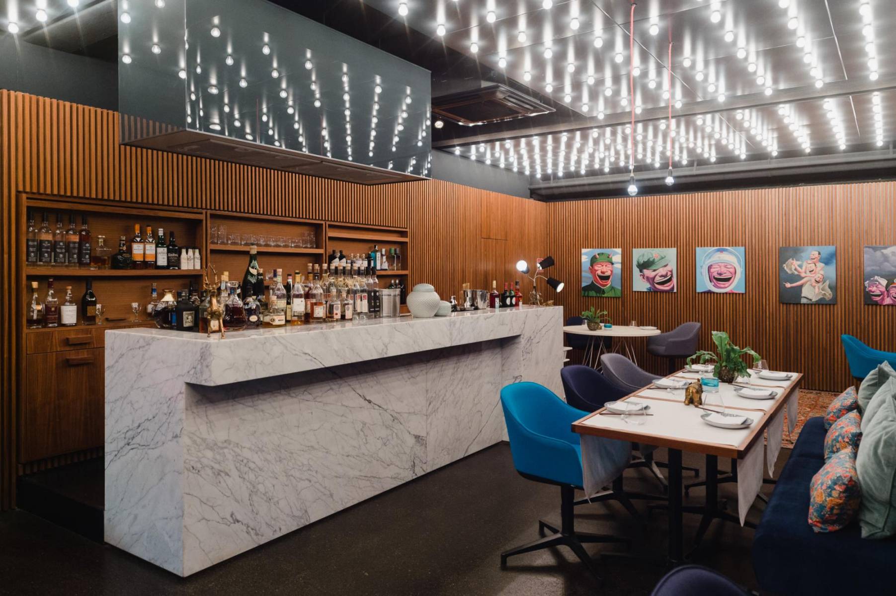 30. Tim Raue es un reconocido restaurante ubicado en Berlín, Alemania, fundado por el chef homónimo Tim Raue. Este establecimiento es conocido por su enfoque en la cocina asiática contemporánea con influencias internacionales y técnicas culinarias de vanguardia. Tim Raue ha sido galardonado con estrellas Michelin y ha ganado reconocimiento mundial por su excelencia culinaria y su creatividad.