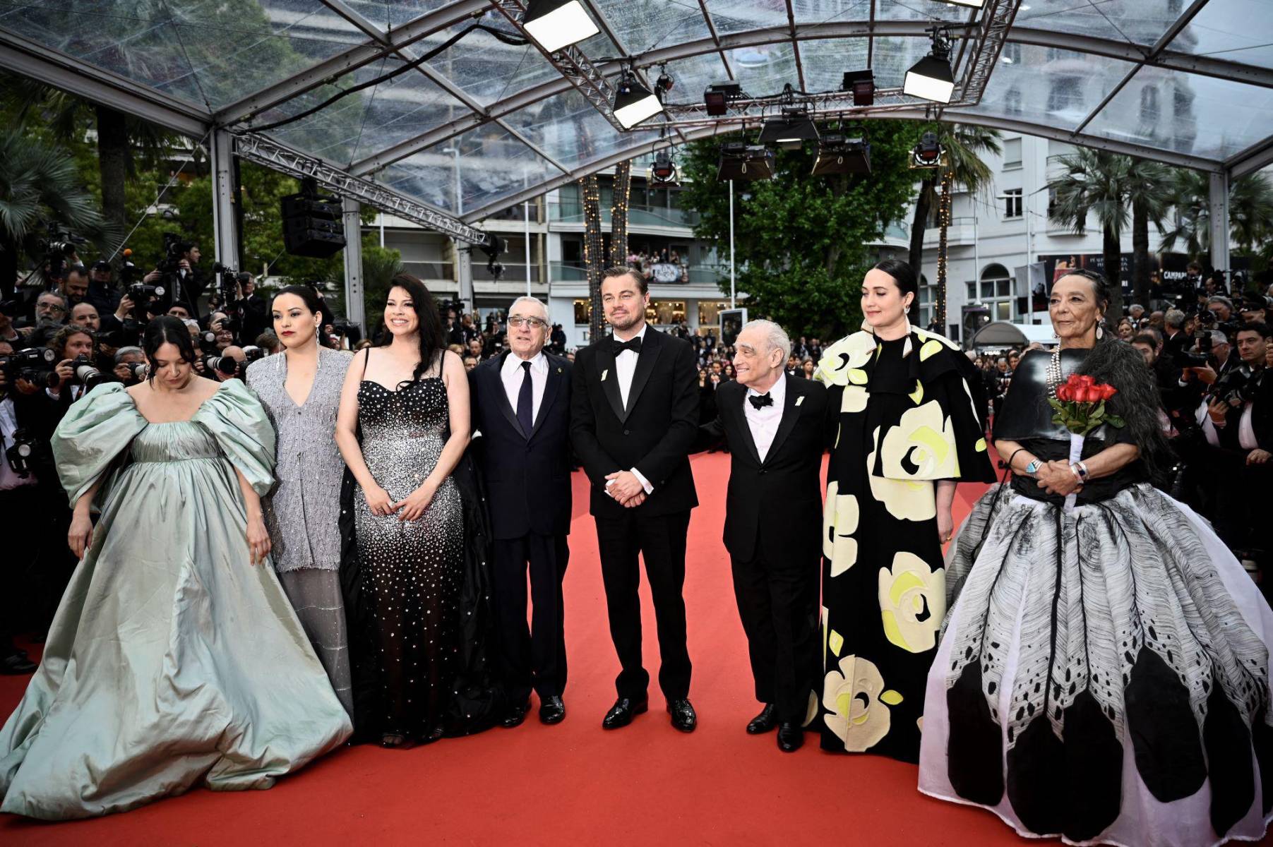 Las actrices Jillian Dion, Janae Collins y Cara Jade Myers; los actores Robert De Niro y Leonardo Dicaprio; el director Martin Scorsese y las actrices Lily Gladstoney Tantoo Cardinal a su llegada a la premier de Killers of the Flower Moon en la 76th edición de Cannes Film Festival 
