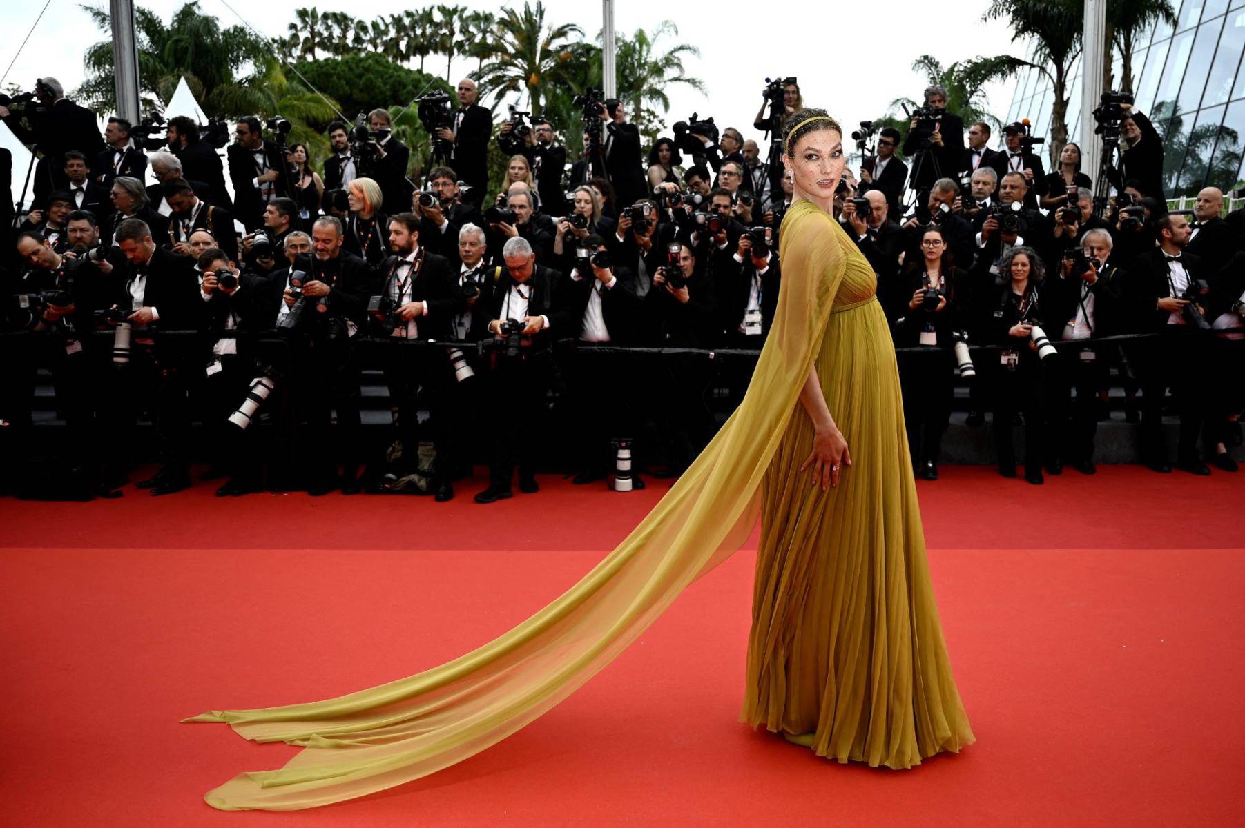 Karlie Kloss presume radiante su embarazo en Cannes