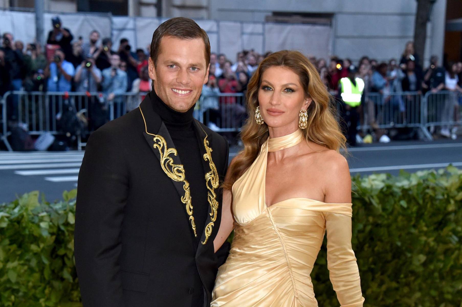 Gisele Bündchen y Tom BradyBrady inició a salir con Bridget Moynahan en 2004, pero ambos terminaron a finales de 2006. Según algunos medios, el mariscal de campo habría dejado a la actriz, quien estaba embarazada de su hijo, para empezar una relación con Gisele Bündchen también a finales del mismo año. Los novios se casaron en 2009 y siguen juntos.