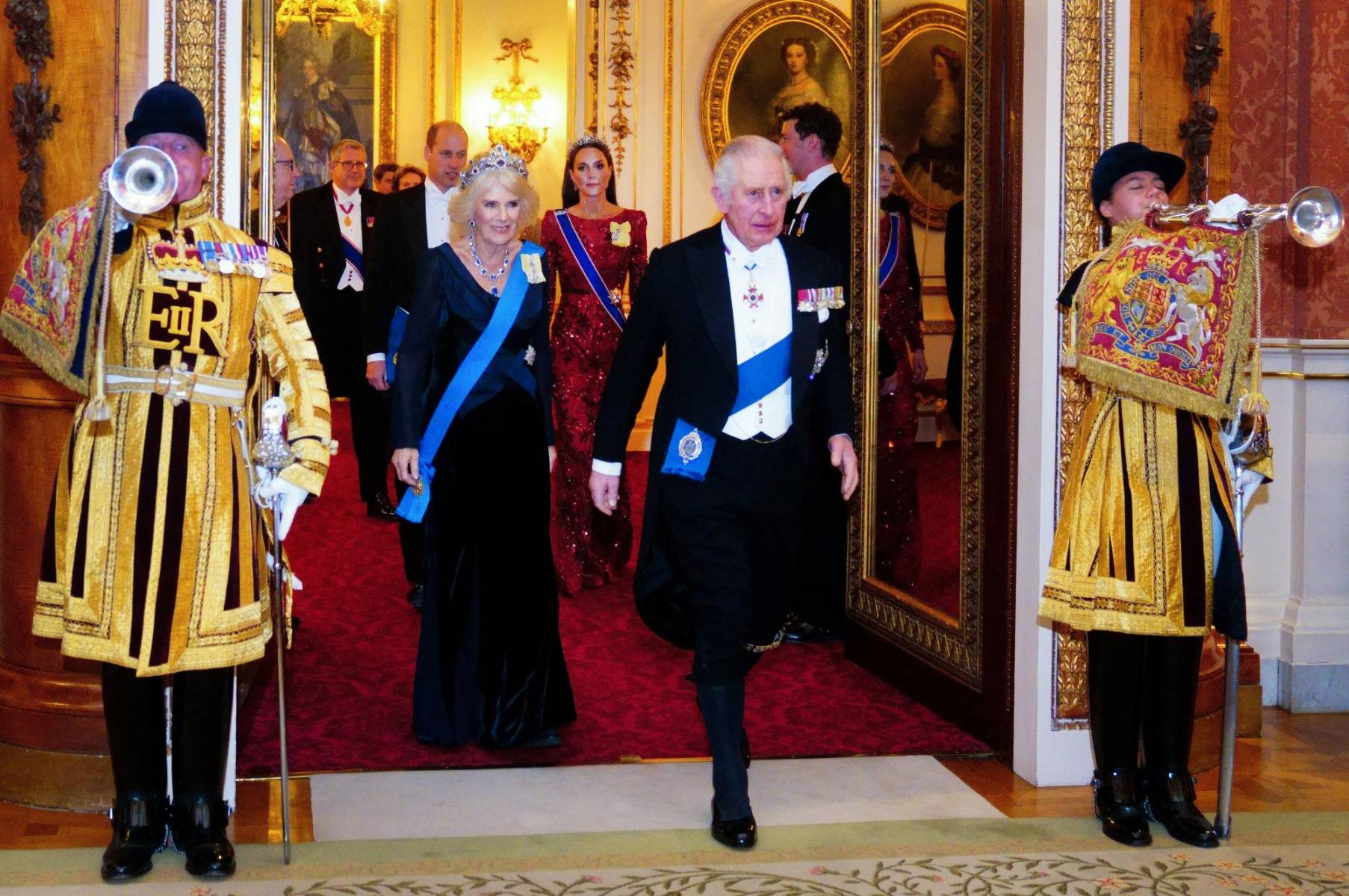 El rey Carlos III y la reina consorte a su llegada a la gala. Camila vistió un diseño de Anna Valentine que complementó con una tiara de zafiros y diamantes y collar a juego que pertenecieron a Isabel II