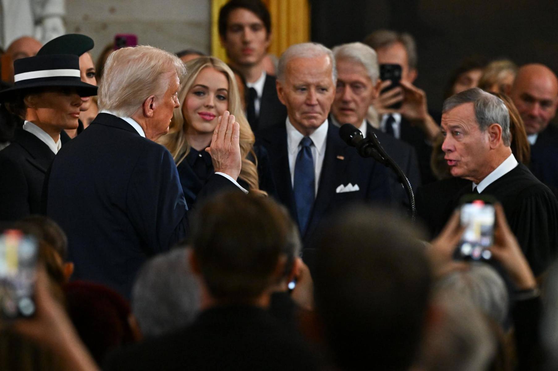 Donald Trump es juramentado como el 47 presidente del Tribunal Supremo, John Roberts. Junto a él, su esposa Melania y su hija Tiffany Trump