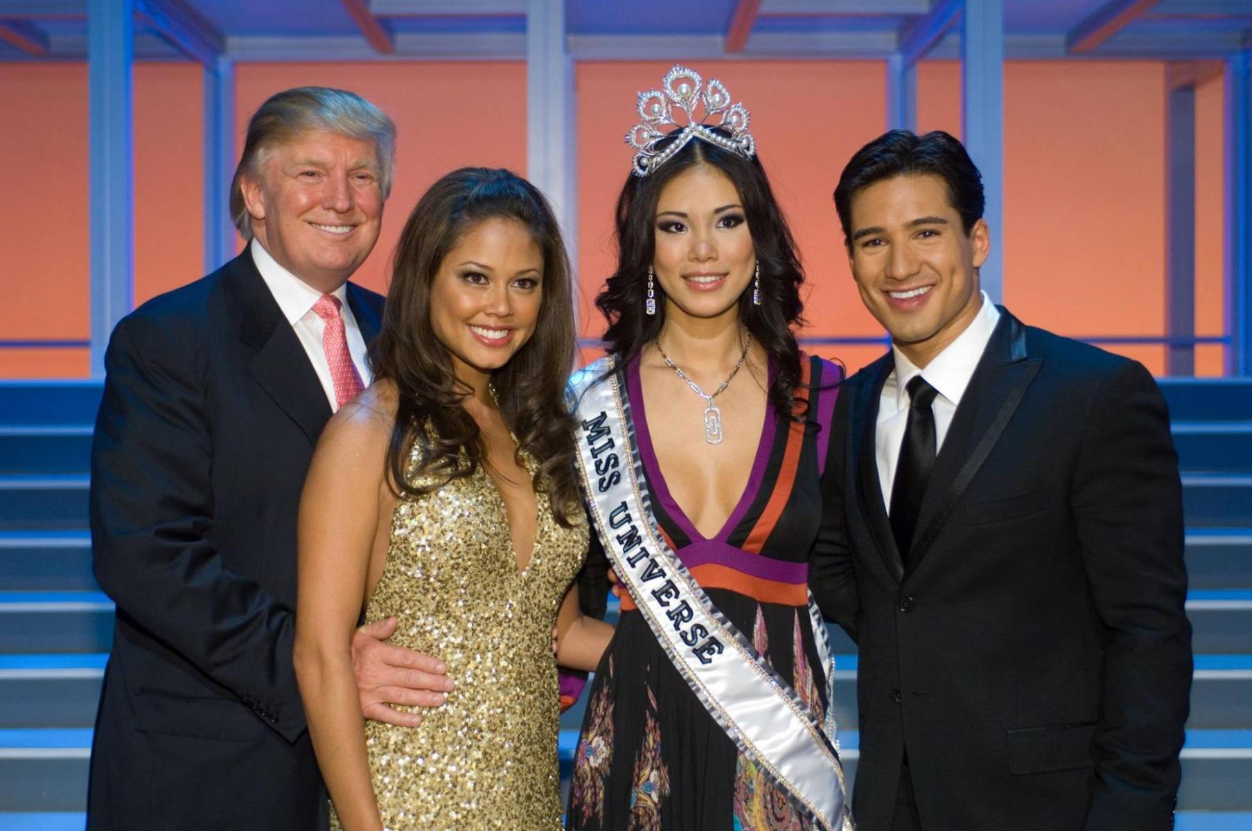 <b>Ingreso a vestidores de Miss Universo</b>Durante el período en que fue propietario de la Organización Miss Universo, varias exconcursantes acusaron a Trump de entrar sin previo aviso a los vestidores mientras ellas se cambiaban. Trump justificó su presencia como parte de la supervisión del evento, pero las denuncias lo señalaron como un comportamiento invasivo y no profesional, especialmente porque también involucraba a concursantes adolescentes en Miss Teen USA. 