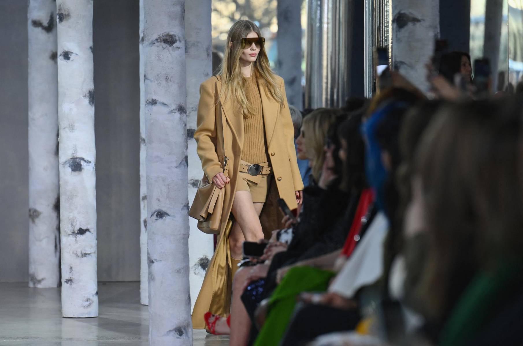 Los trench coats se llevan en tonos camel y debajo de ellos jerseys y micro shorts para un look fresco y atrevido