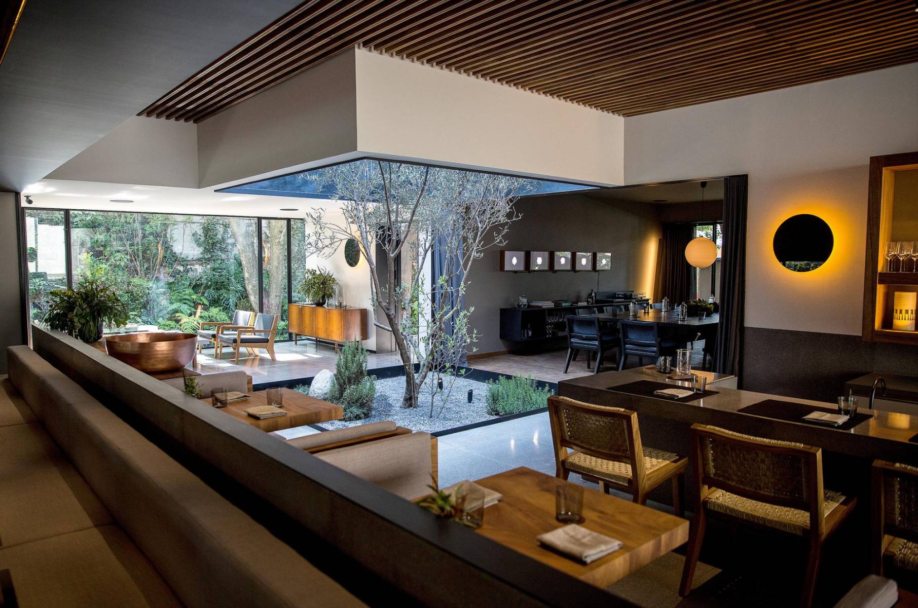 33. Pujol es uno de los restaurantes más reconocidos de Ciudad de México, México, y es conocido por su enfoque en la cocina mexicana contemporánea con técnicas innovadoras y presentaciones creativas. Fundado y dirigido por el chef Enrique Olvera, Pujol ha ganado prestigio internacional.