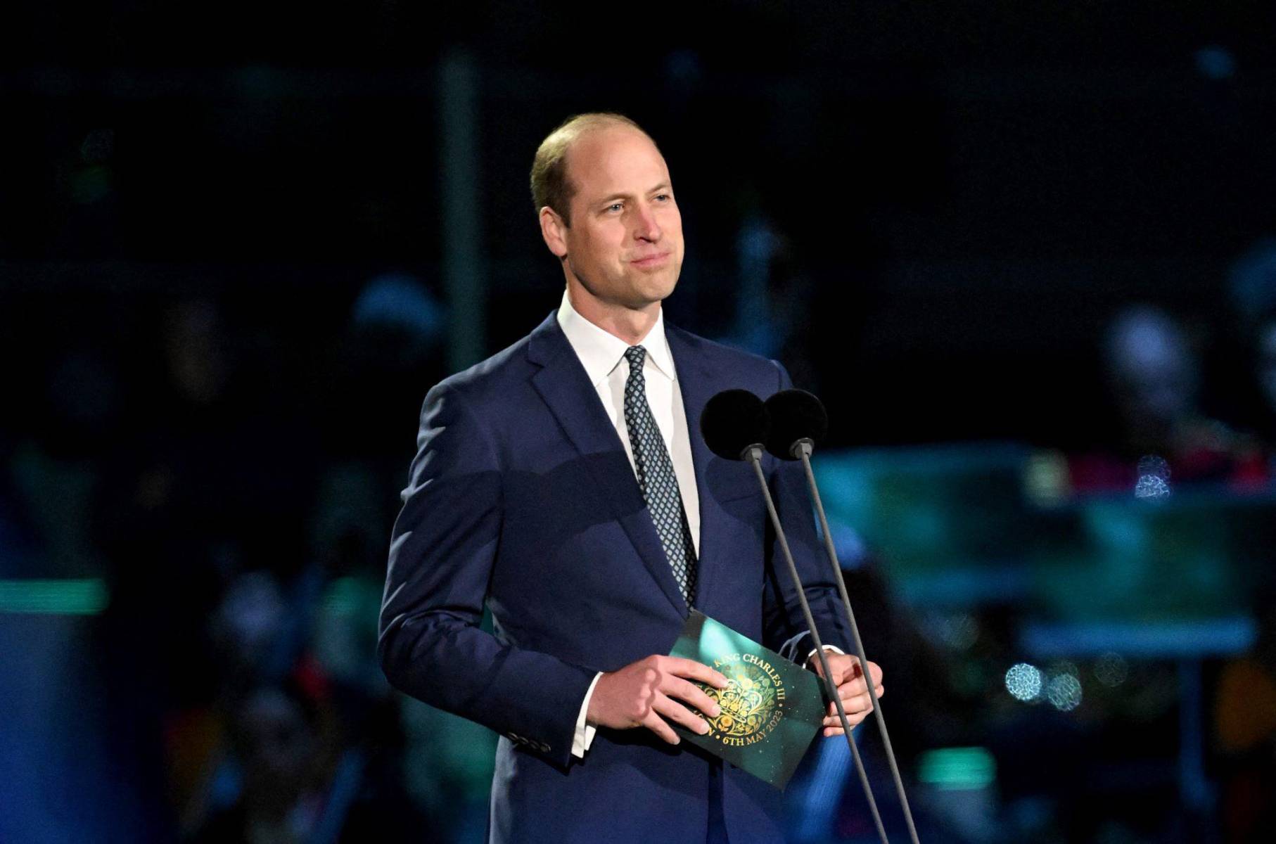 El príncipe William rindió homenaje a su padre durante el concierto diciendo: “todos estamos tan orgullosos de ti” mientras evocaba la memoria de su abuela, Isabel II. “Sé que está ahí arriba mirándonos con cariño y que sería una madre muy orgullosa”.