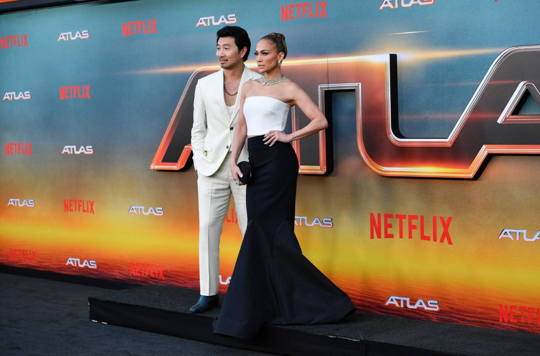 Jennifer Lopez y el actor canadiense Simu Liu en el estreno de Atlas, un filme que narra la historia de una analista de datos que desconfía profundamente de la IA y descubre que puede ser su única esperanza 