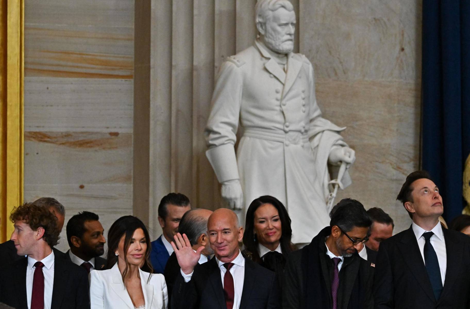 El CEO de Meta, Mark Zuckerberg; Lauren Sánchez; Jeff Bezos; el CEO de Google, Sundar Pichai y el CEO de Tesla, Elon Musk, invitados a la ceremonia