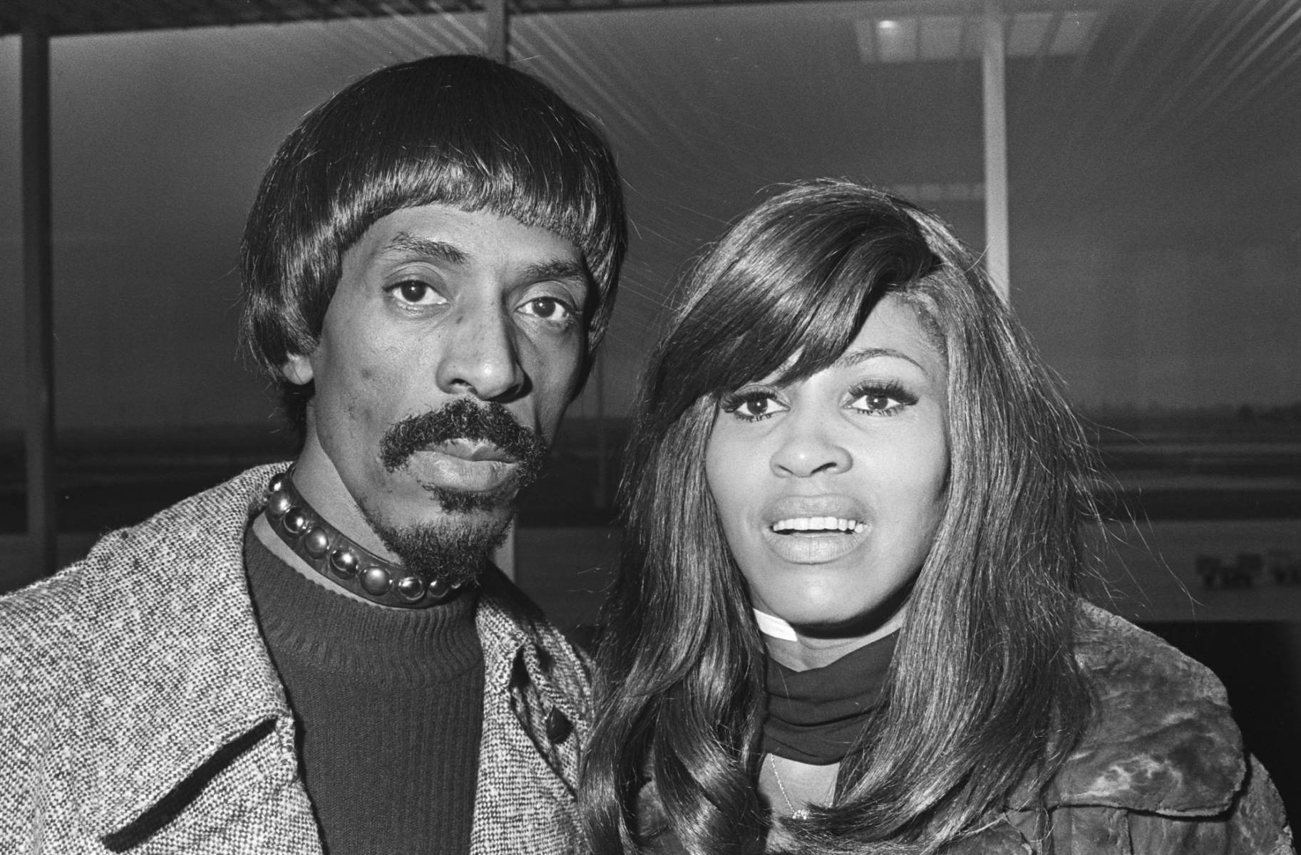 <i><b>Sufrió maltrato doméstico</b></i>Ike Turner, abusaba de Tina de manera verbal y físicamente, a tal punto que llegaba a sacarle sangre y si algo no le parecía en lo que hacía la cantante, le escupía encima. En una ocasión, Ike le lanzó café caliente en la cara, provocándole quemaduras de tercer grado.