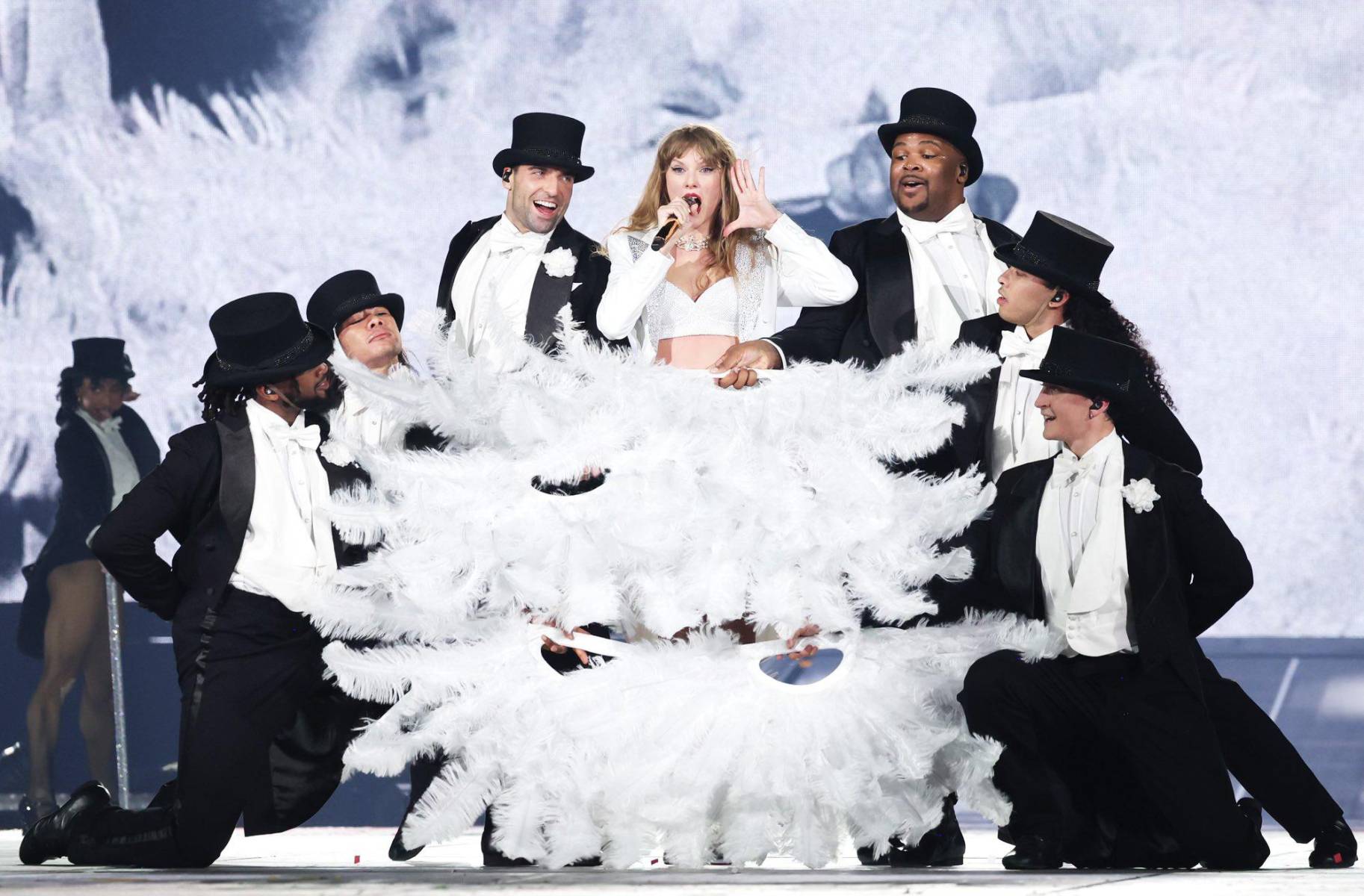 En octubre de 2023, Swift entró a la lista de multimillonarios de la Revista Forbes gracias a la ganancias de su Eras Tour y las regalías de su música. Es la primera artista en lograr esta clasificación basándose principalmente en sus canciones y actuaciones.