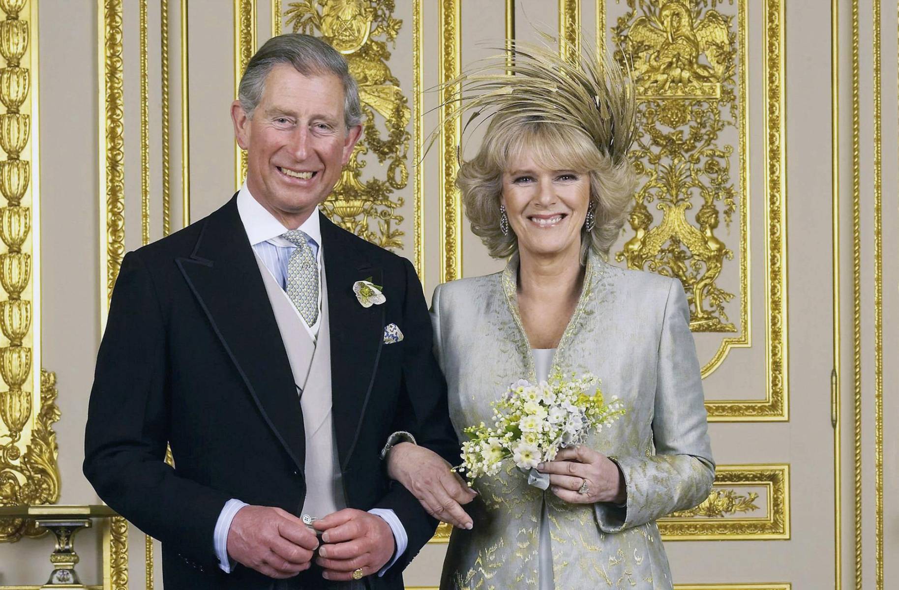 Costó mucho tiempo y esfuerzo a Camila, conocida como duquesa de Cornualles desde su matrimonio con Carlos en 2005, lograr la aceptación. Isabel II, reticente, no asistió a su boda civil en Windsor.