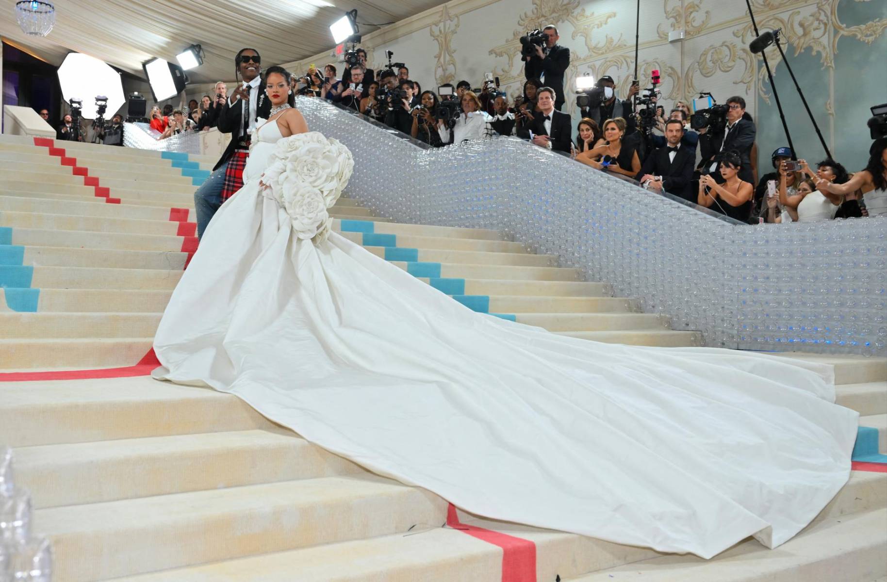 Rihanna se desabrochó la capa para revelar el vestido hecho a la medida para adaptarse a su embarazo