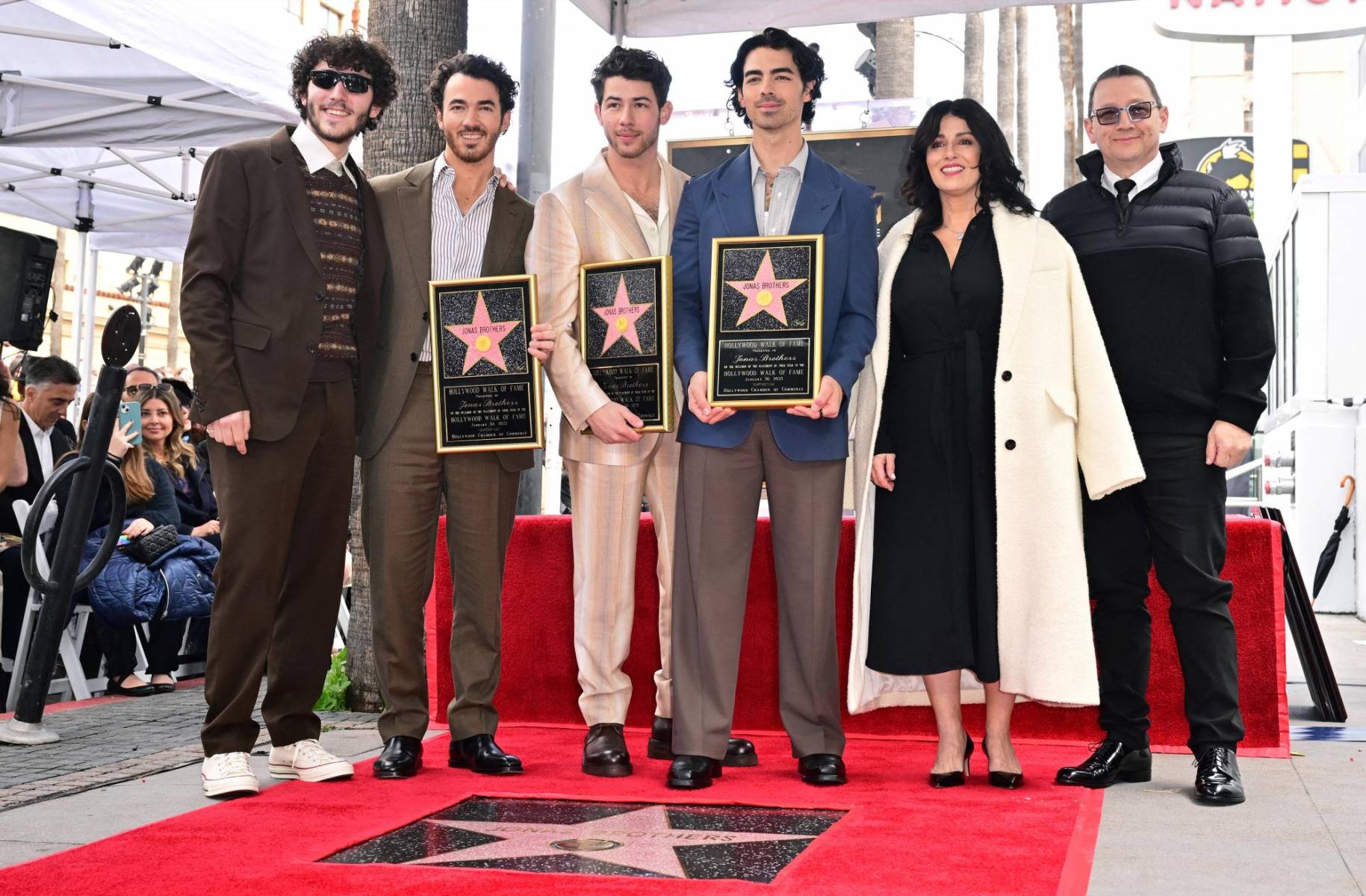 Los Jonas Brothers, Kevin, Nick y Joe con sus padres, Paul y Denise Jonas